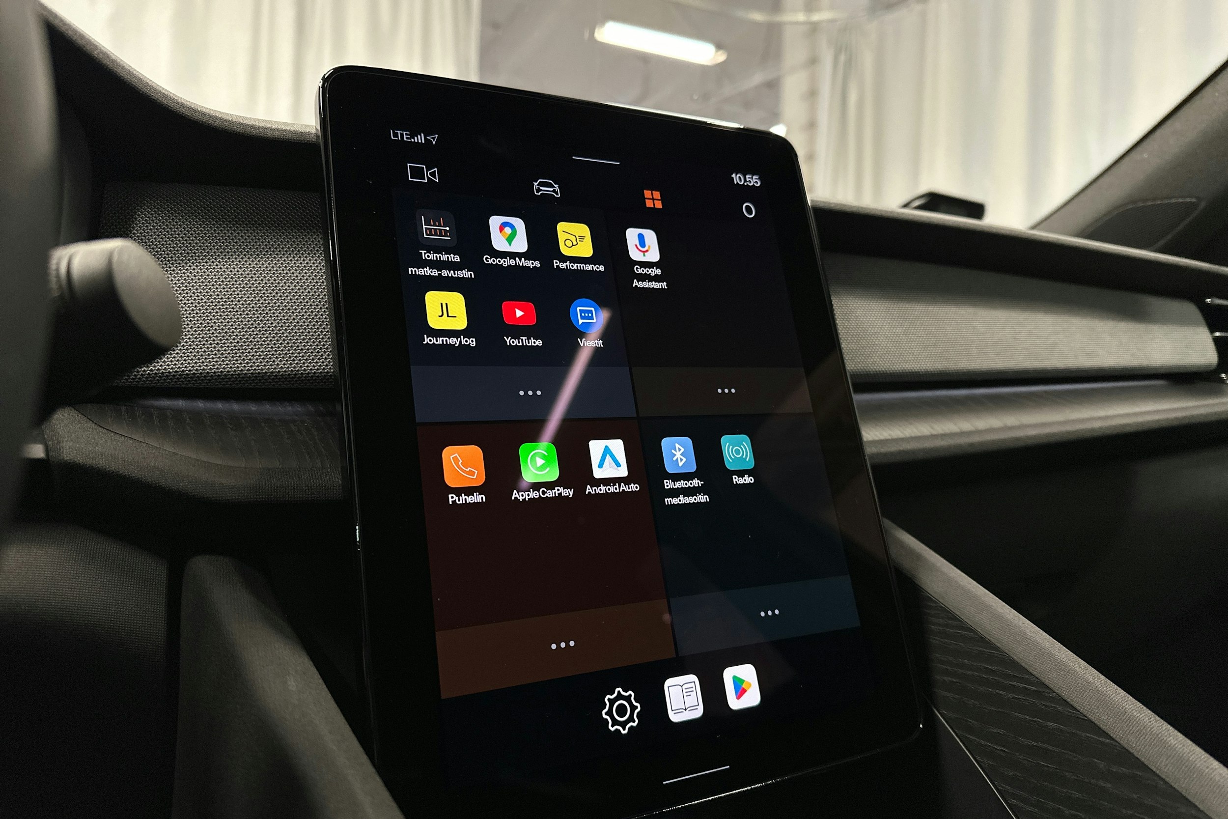 musta Polestar 2 2022 kuva 20.