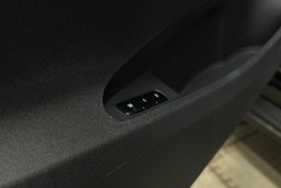 musta Polestar 2 2022 kuva 25.