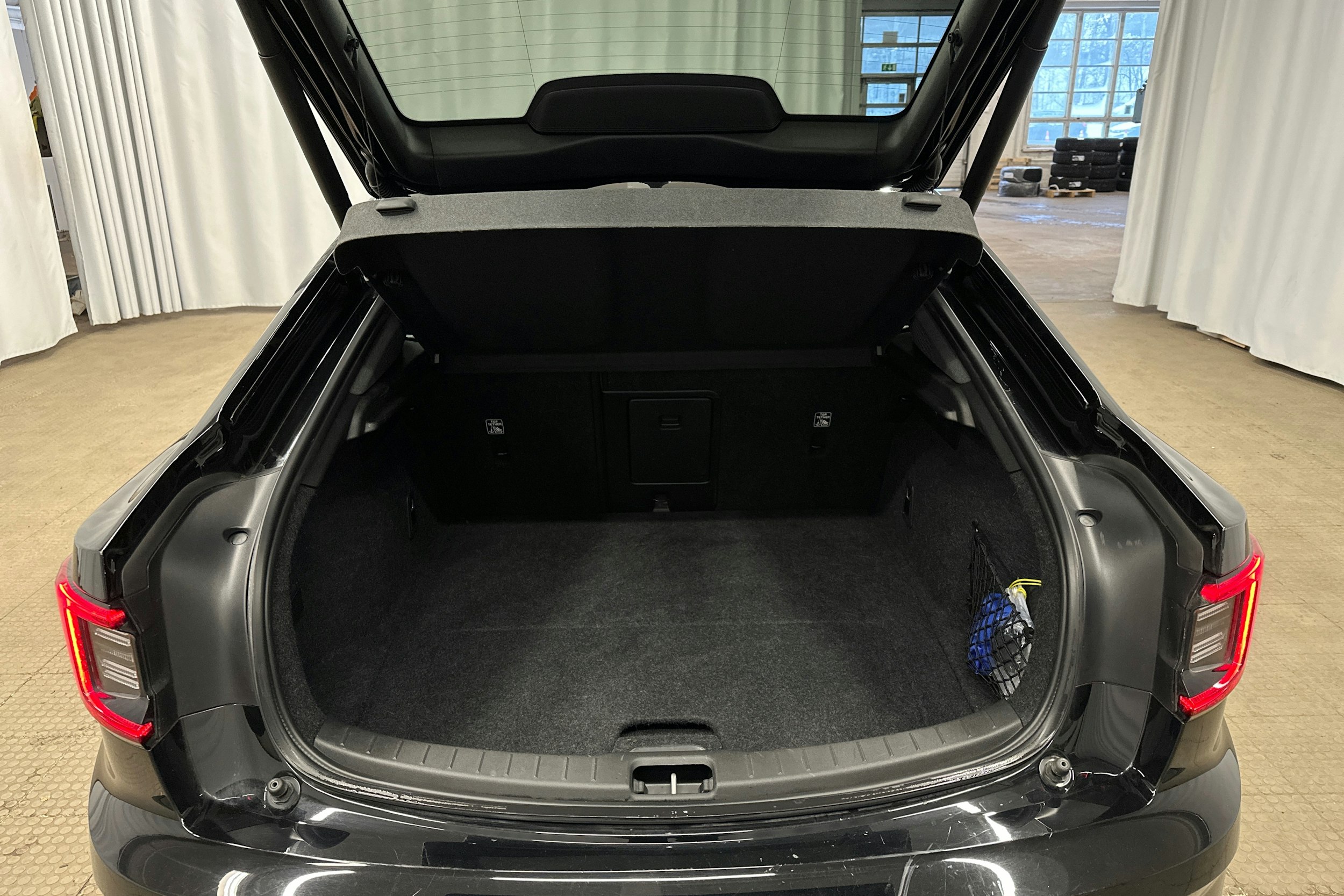 musta Polestar 2 2022 kuva 26.