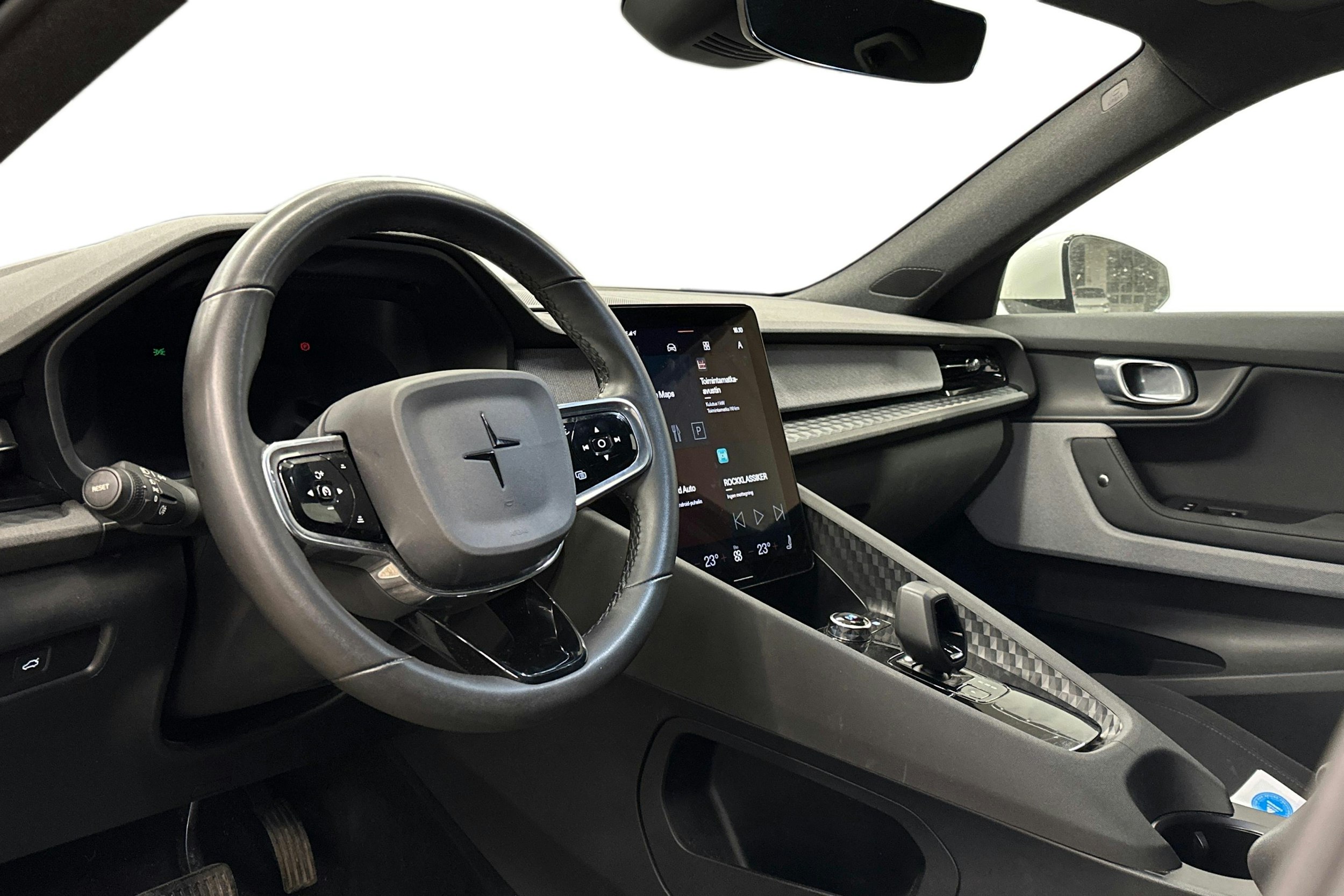 valkoinen Polestar 2 2023 kuva 3.