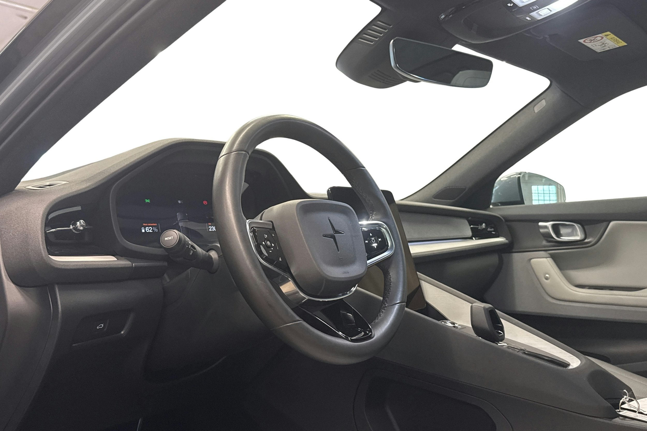 harmaa Polestar 2 2023 kuva 3.