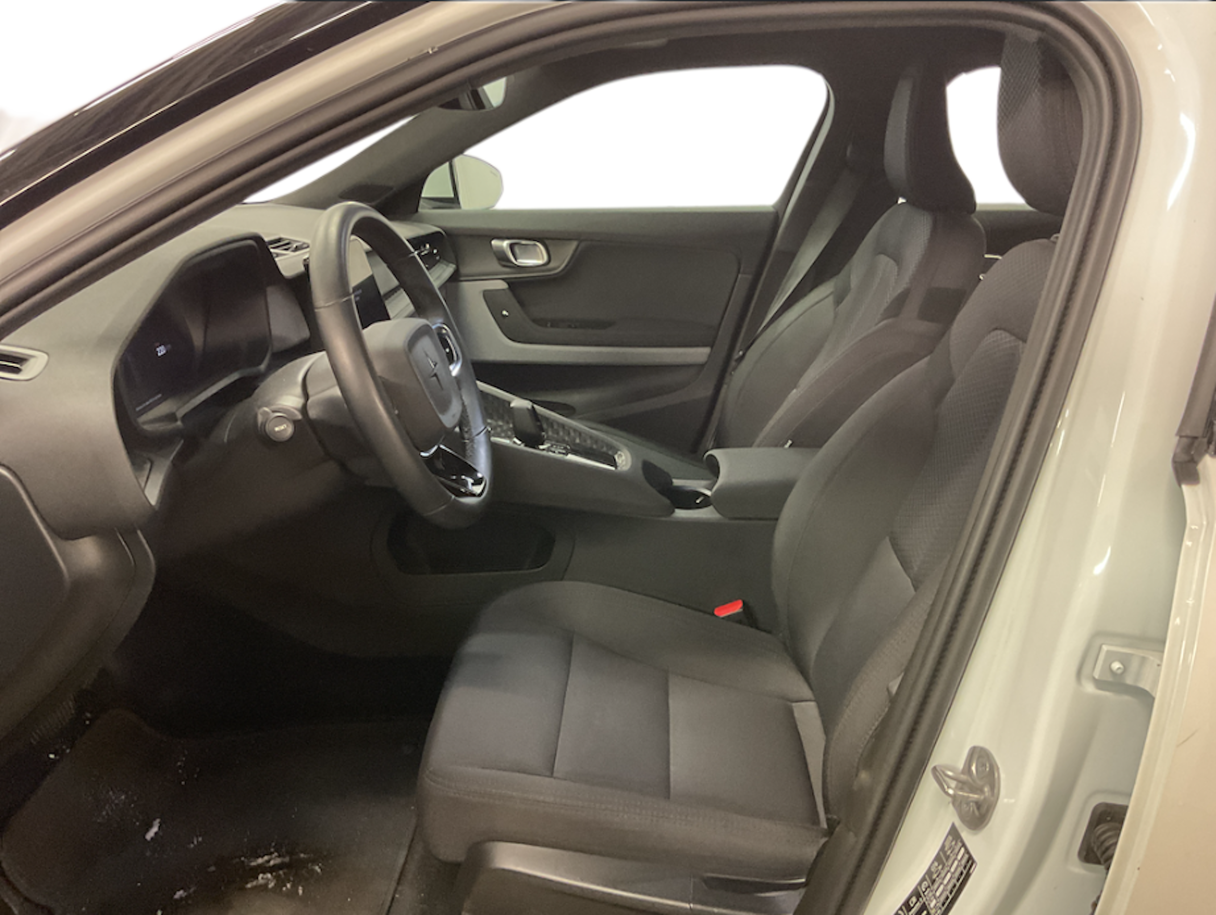 valkoinen Polestar 2 2023 kuva 3.