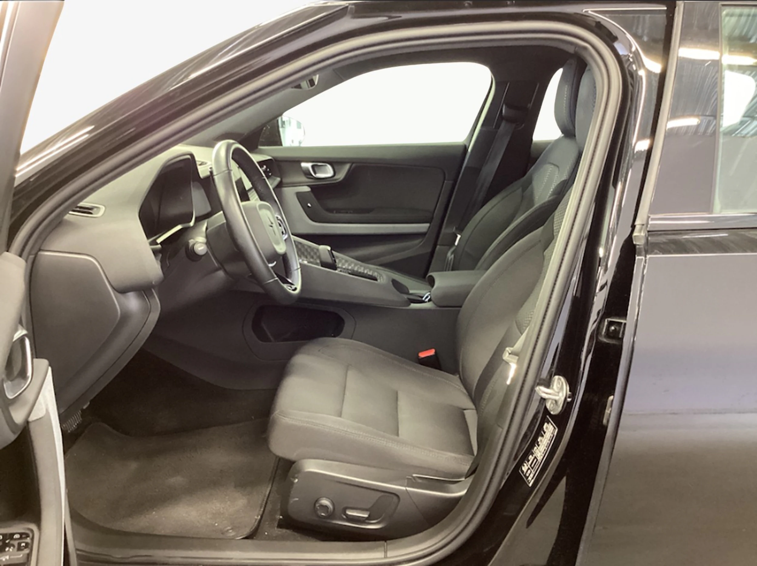 musta Polestar 2 2023 kuva 5.