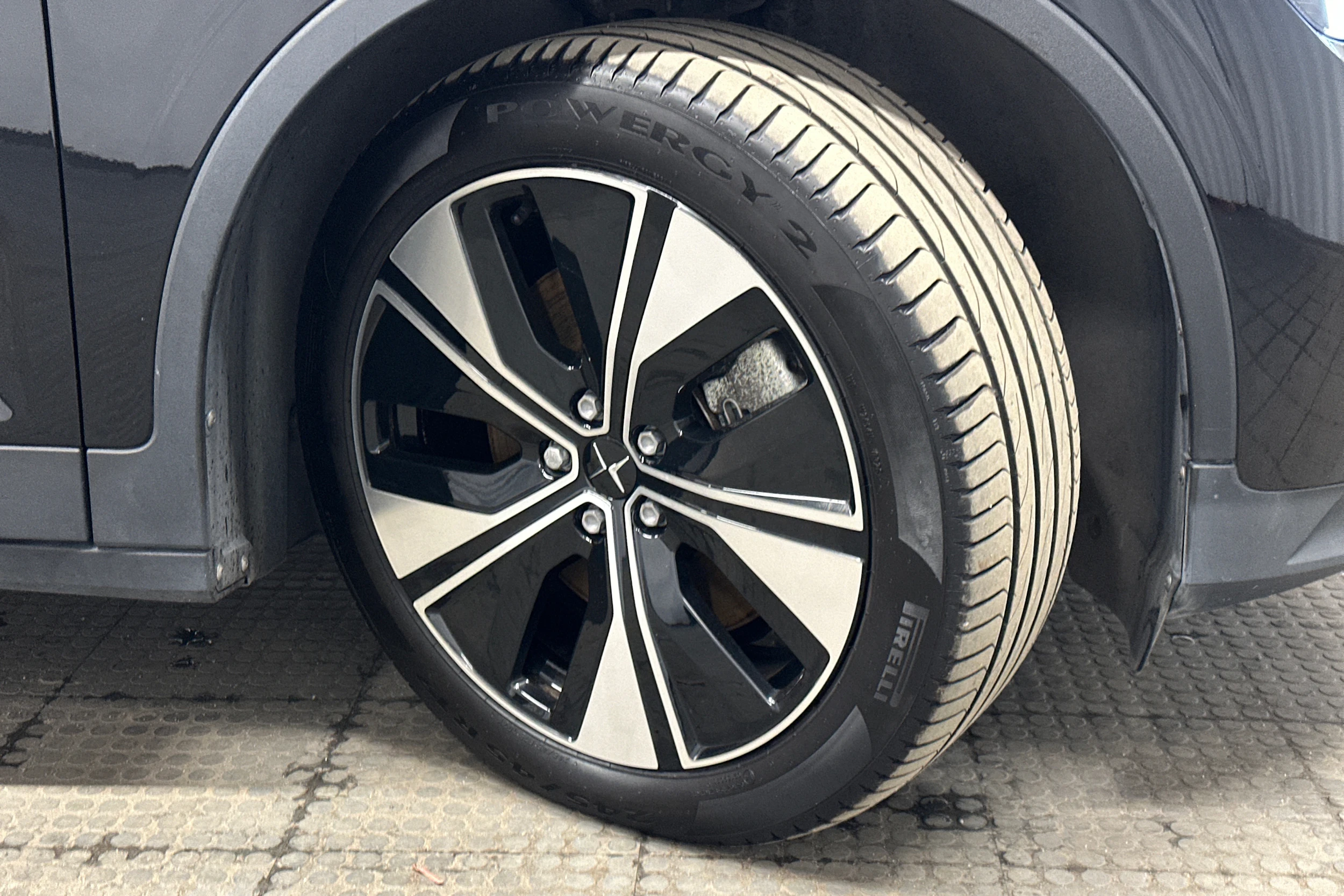 musta Polestar 2 2023 kuva 10.