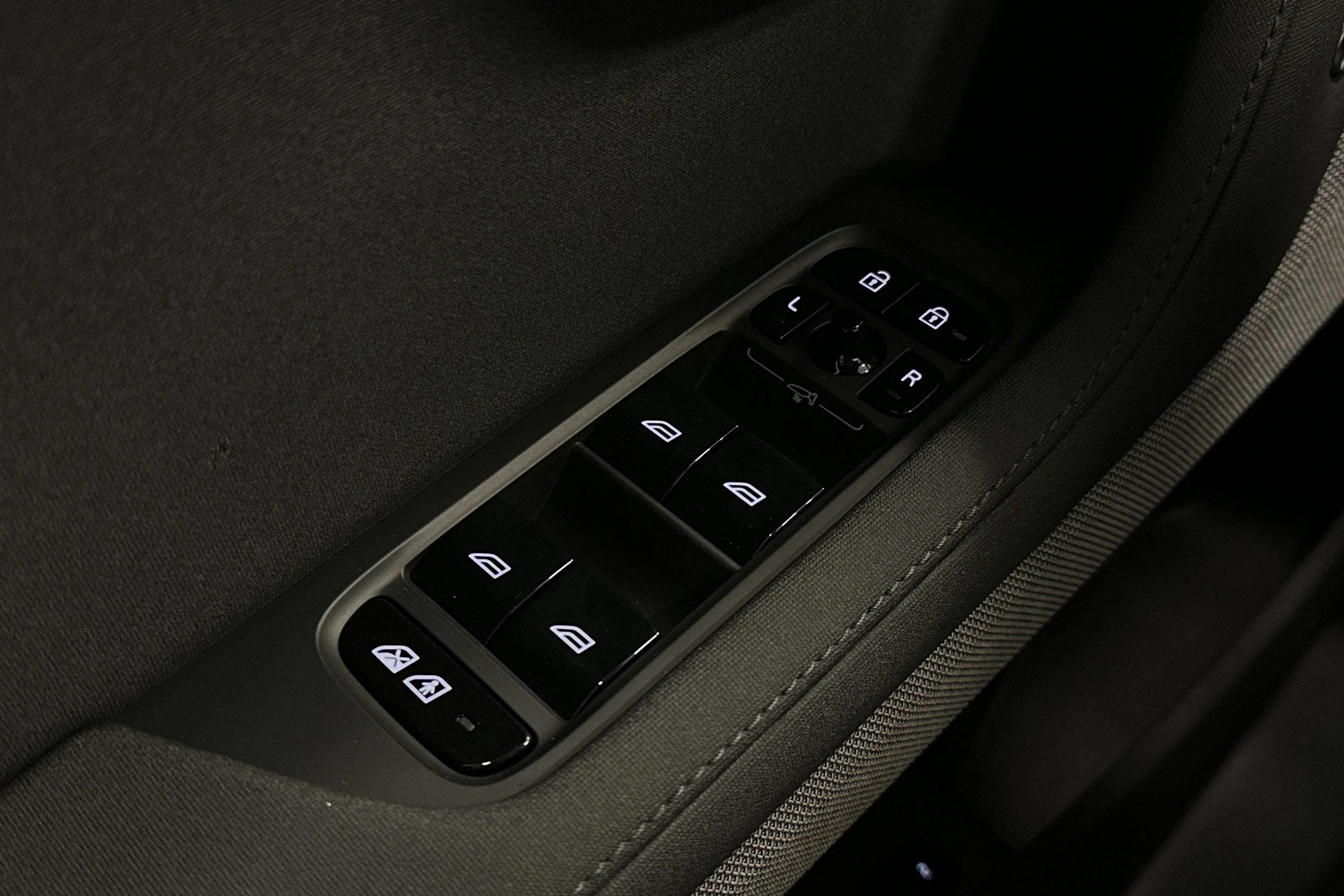 musta Polestar 2 2023 kuva 14.