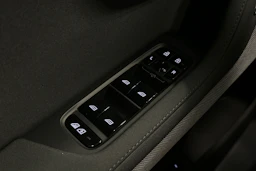 musta Polestar 2 2023 kuva 14.