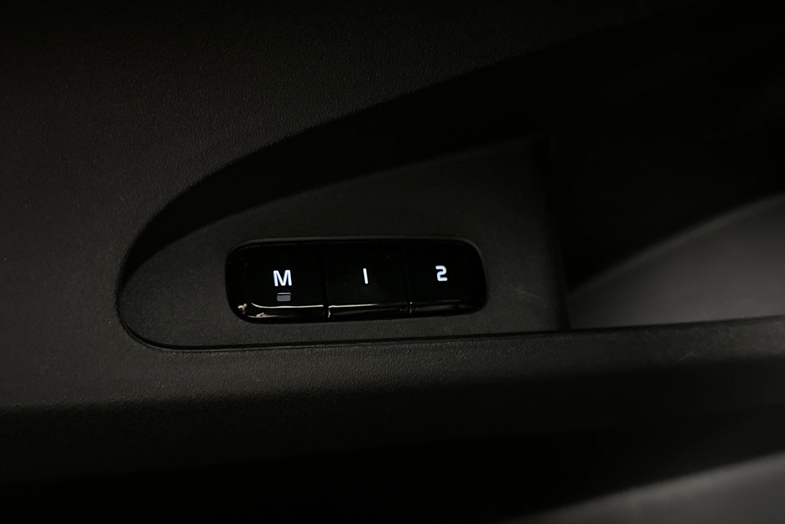 musta Polestar 2 2023 kuva 15.