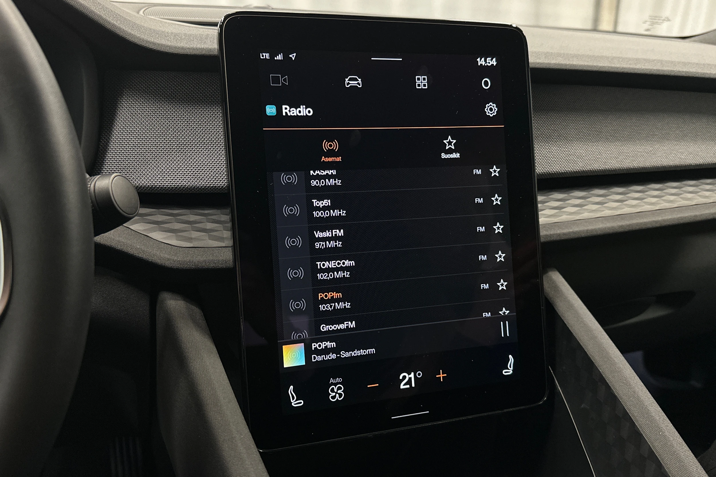 musta Polestar 2 2023 kuva 25.