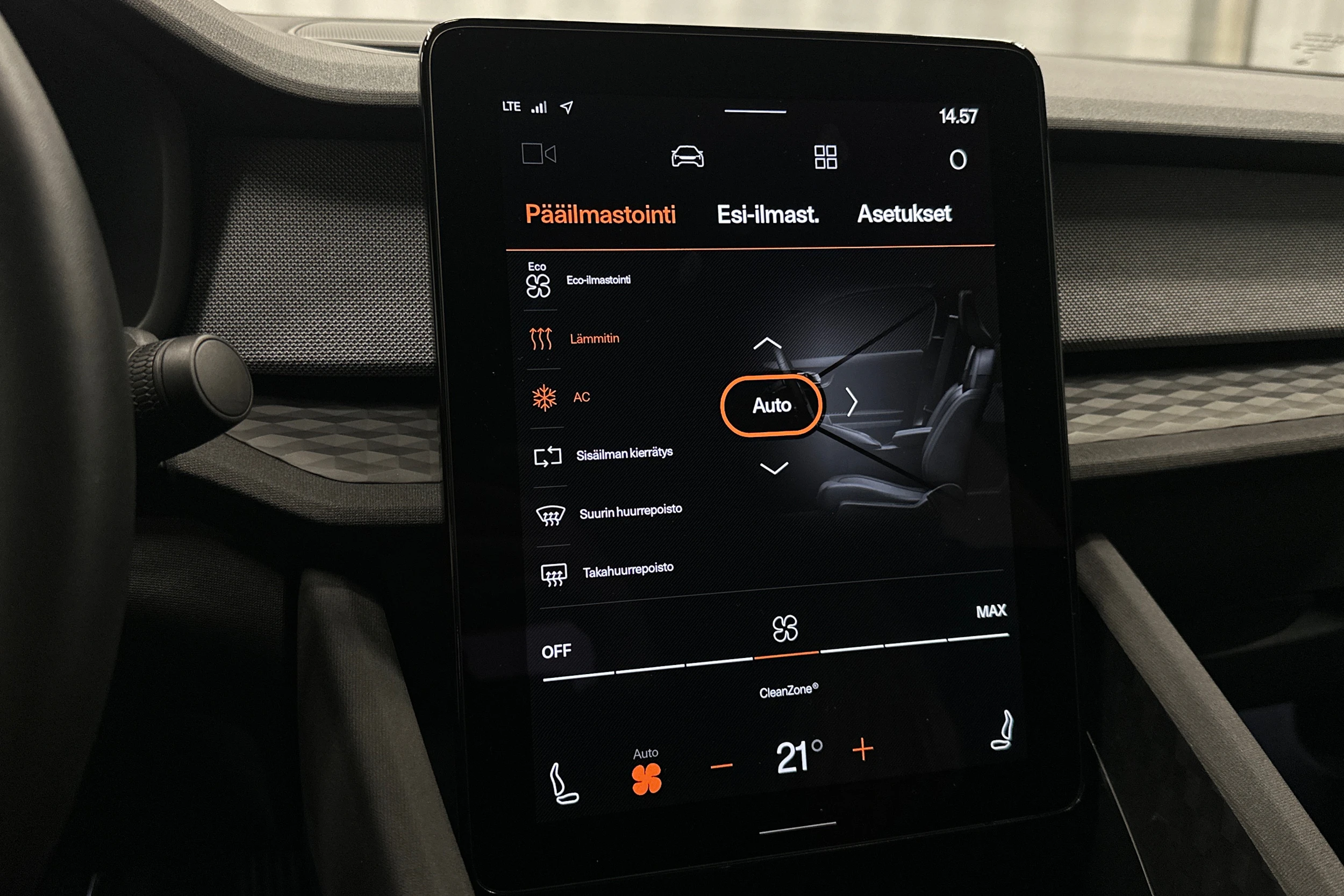 musta Polestar 2 2023 kuva 30.