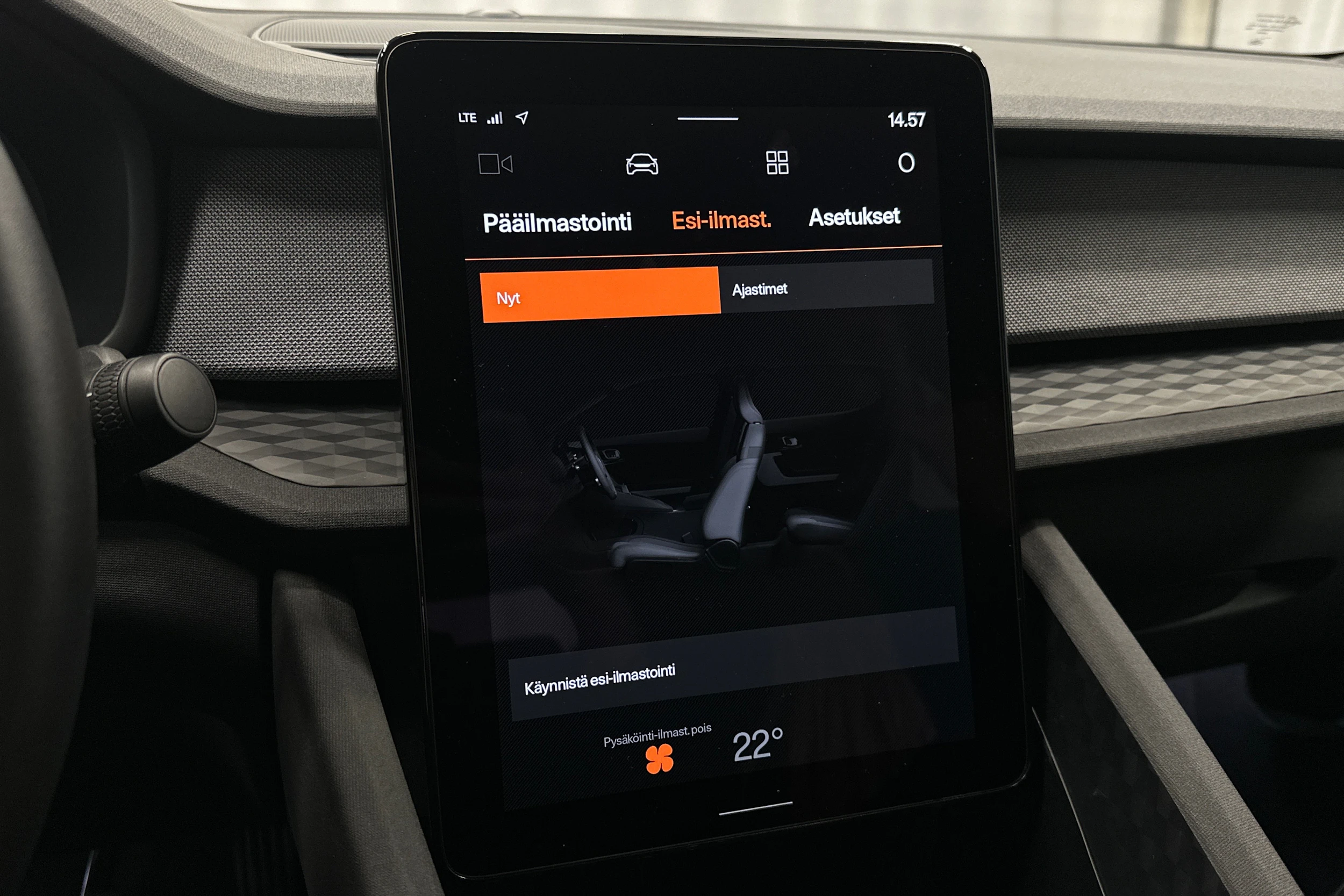 musta Polestar 2 2023 kuva 31.