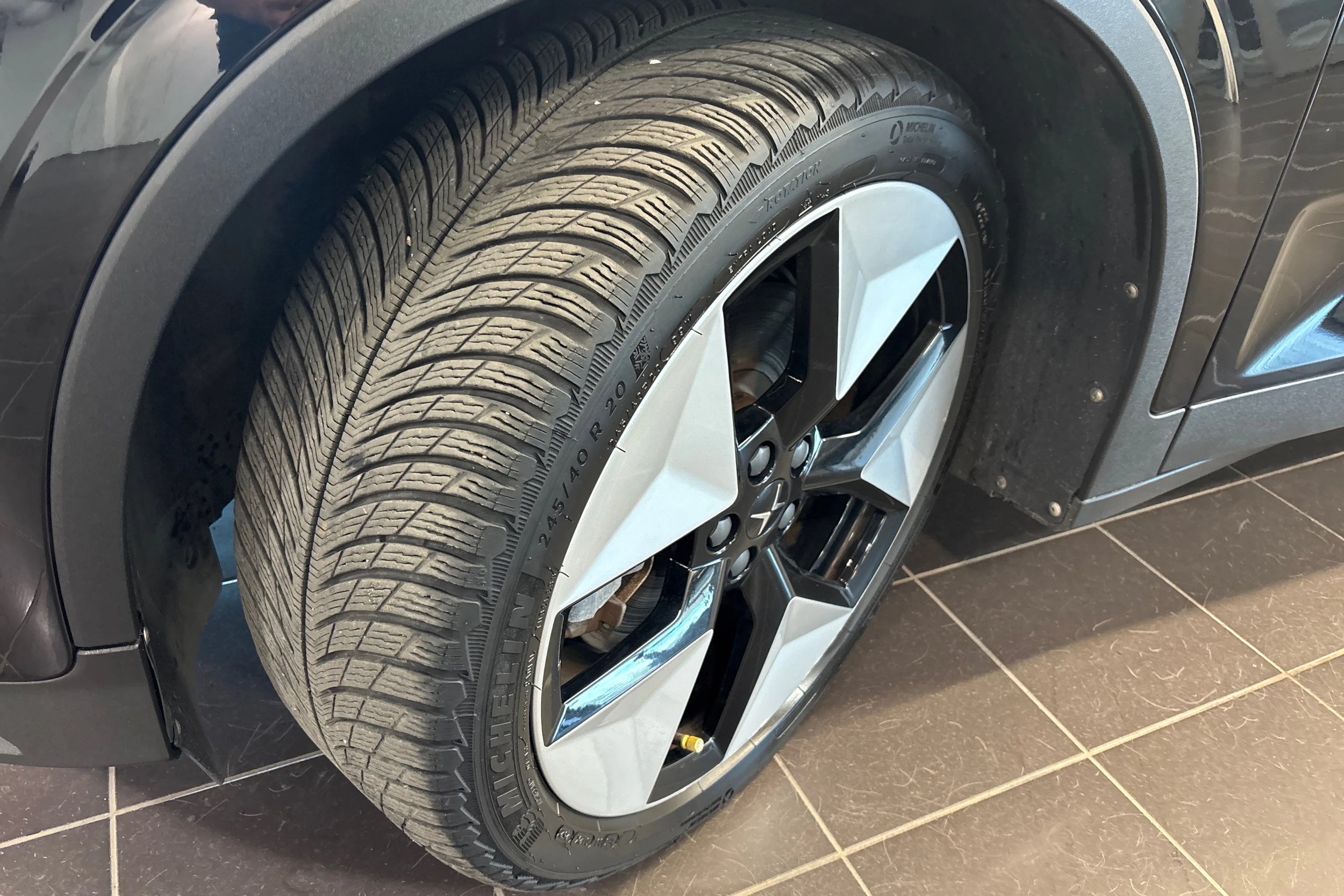 musta Polestar 2 2023 kuva 10.