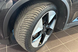 musta Polestar 2 2023 kuva 10.