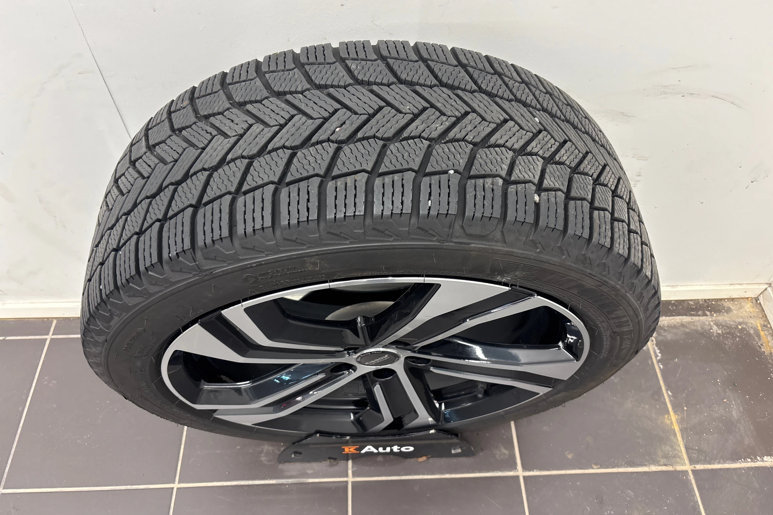 musta Polestar 2 2023 kuva 17.