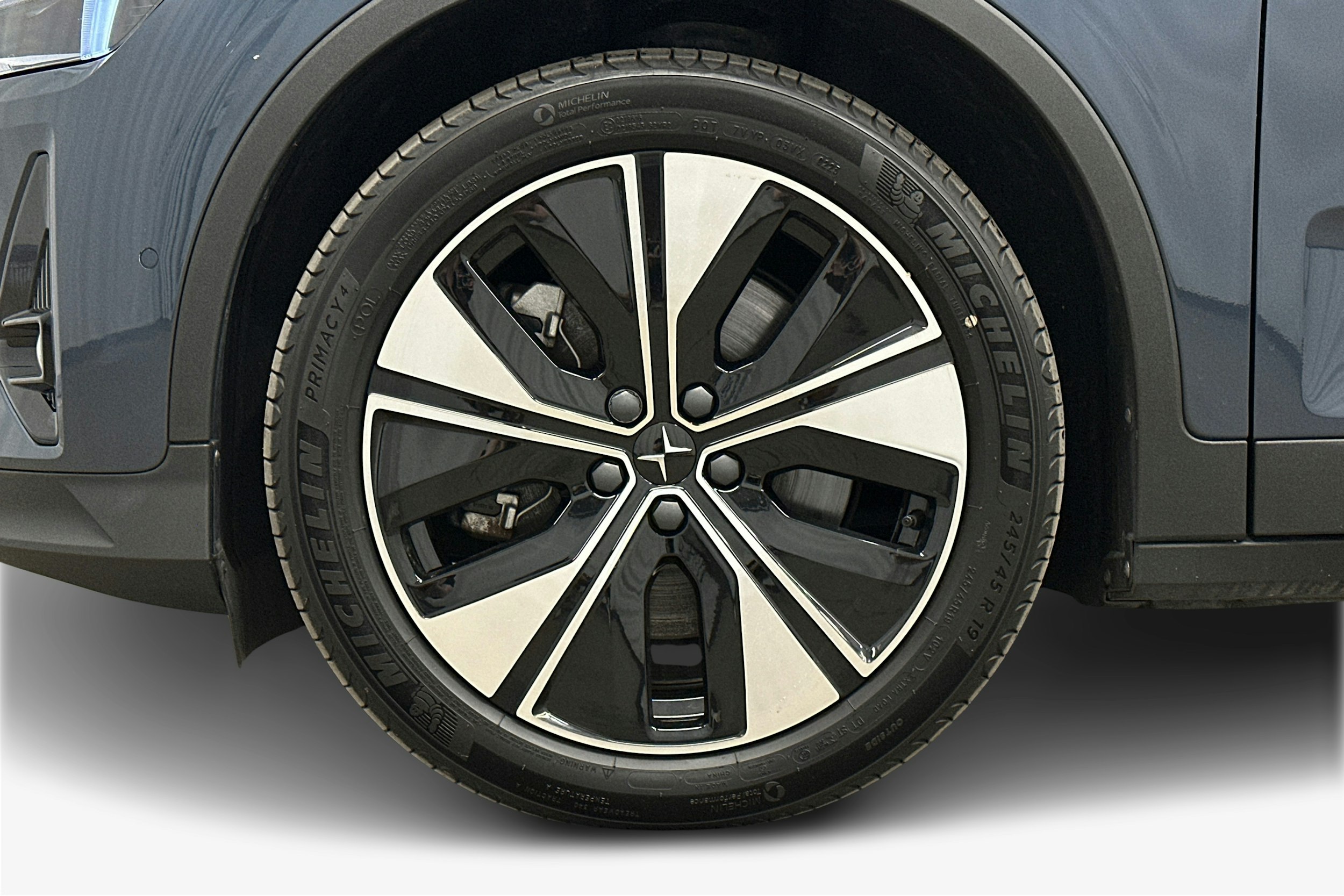 sininen Polestar 2 2023 kuva 11.