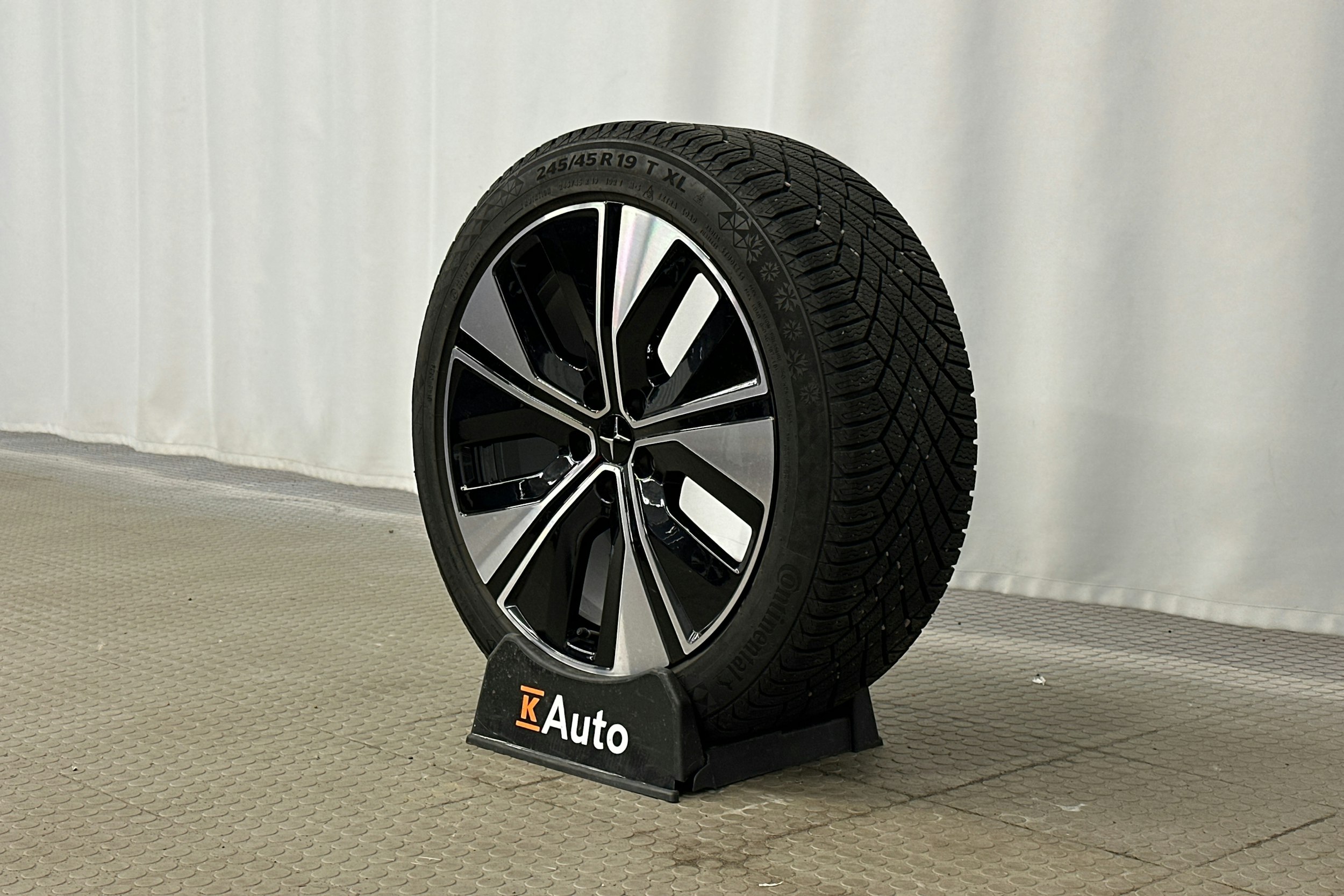 sininen Polestar 2 2023 kuva 13.
