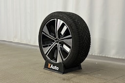 sininen Polestar 2 2023 kuva 13.