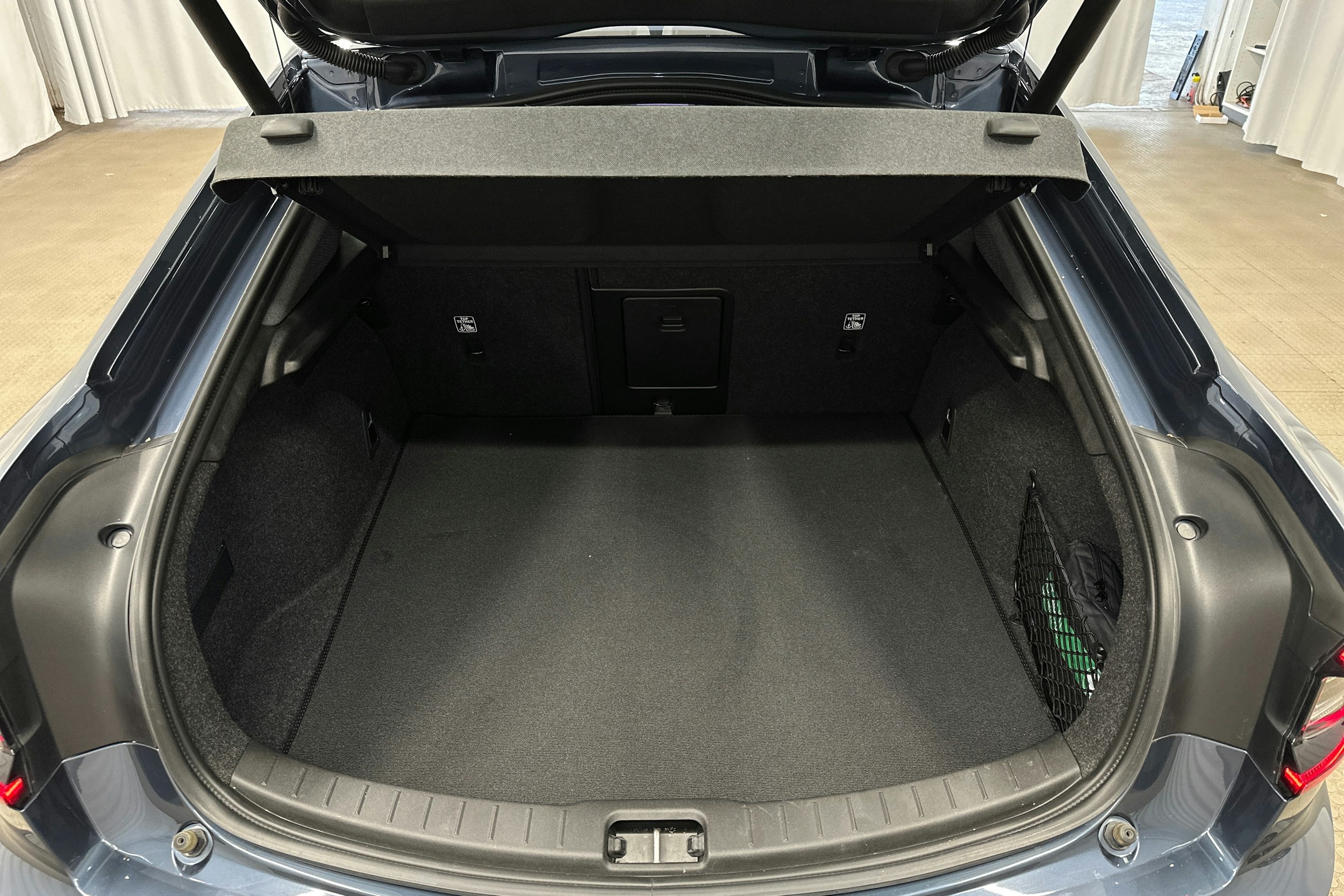 sininen Polestar 2 2023 kuva 14.