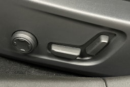 sininen Polestar 2 2023 kuva 18.