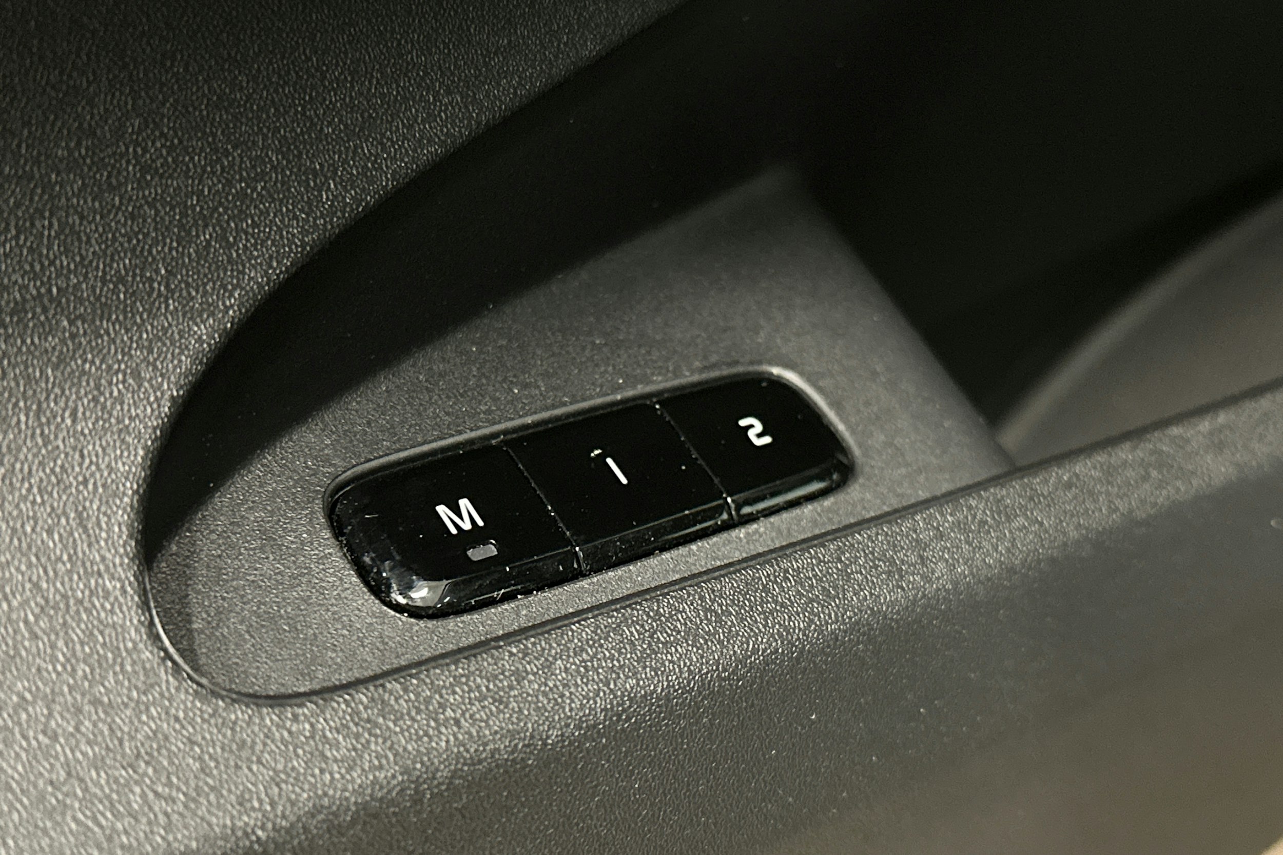 sininen Polestar 2 2023 kuva 19.