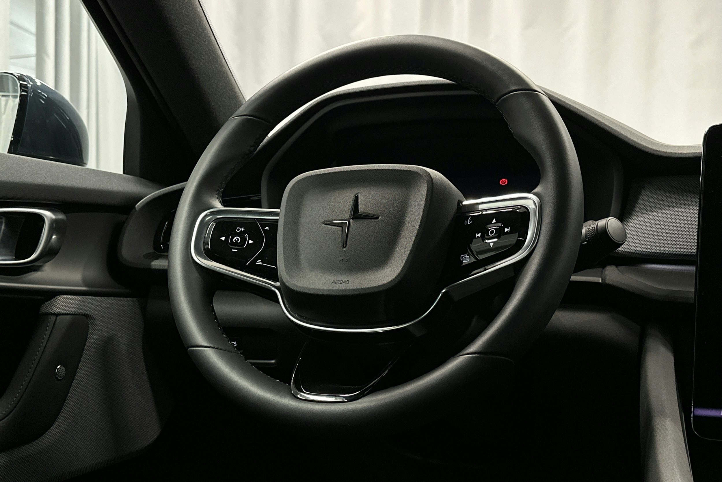 sininen Polestar 2 2023 kuva 20.
