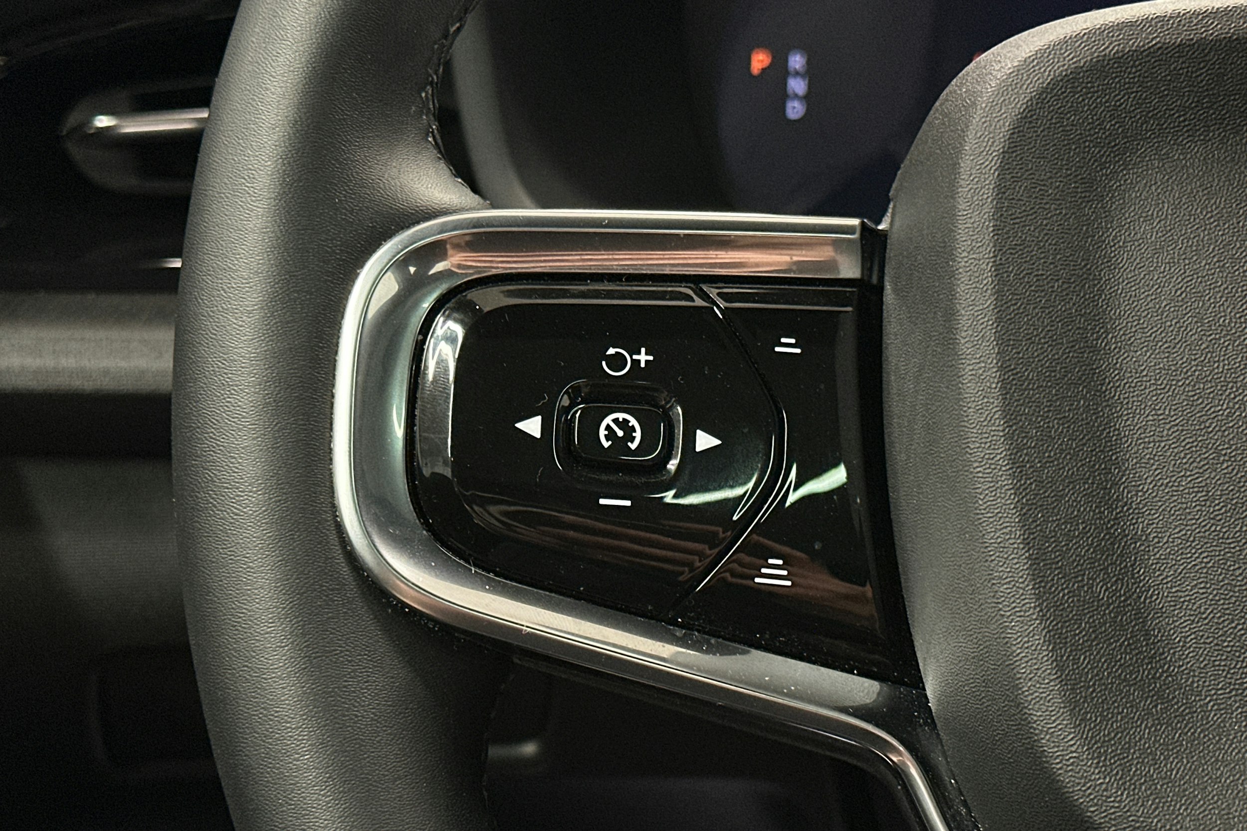 sininen Polestar 2 2023 kuva 21.