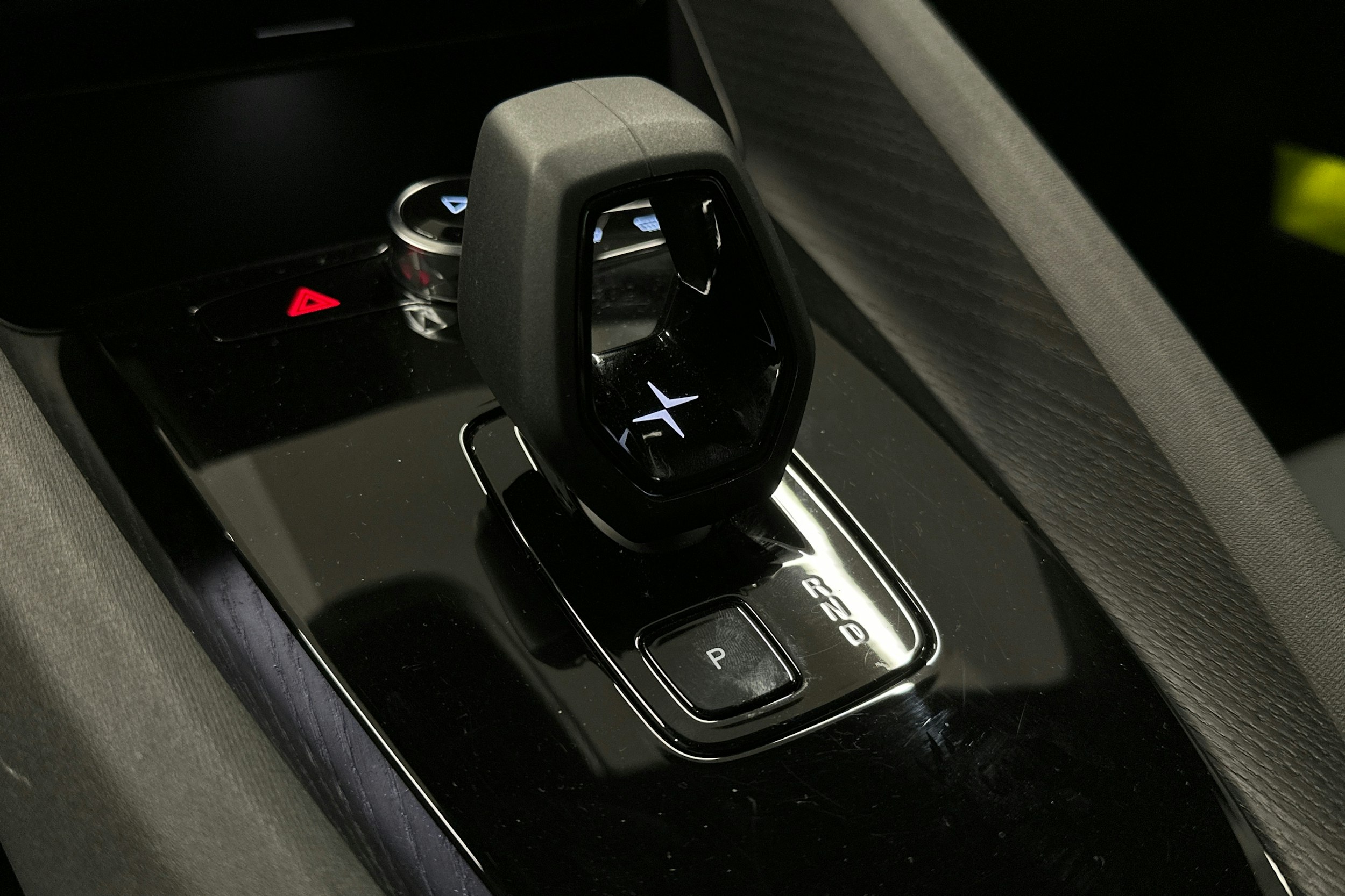 sininen Polestar 2 2023 kuva 30.