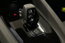 sininen Polestar 2 2023 kuva 30.