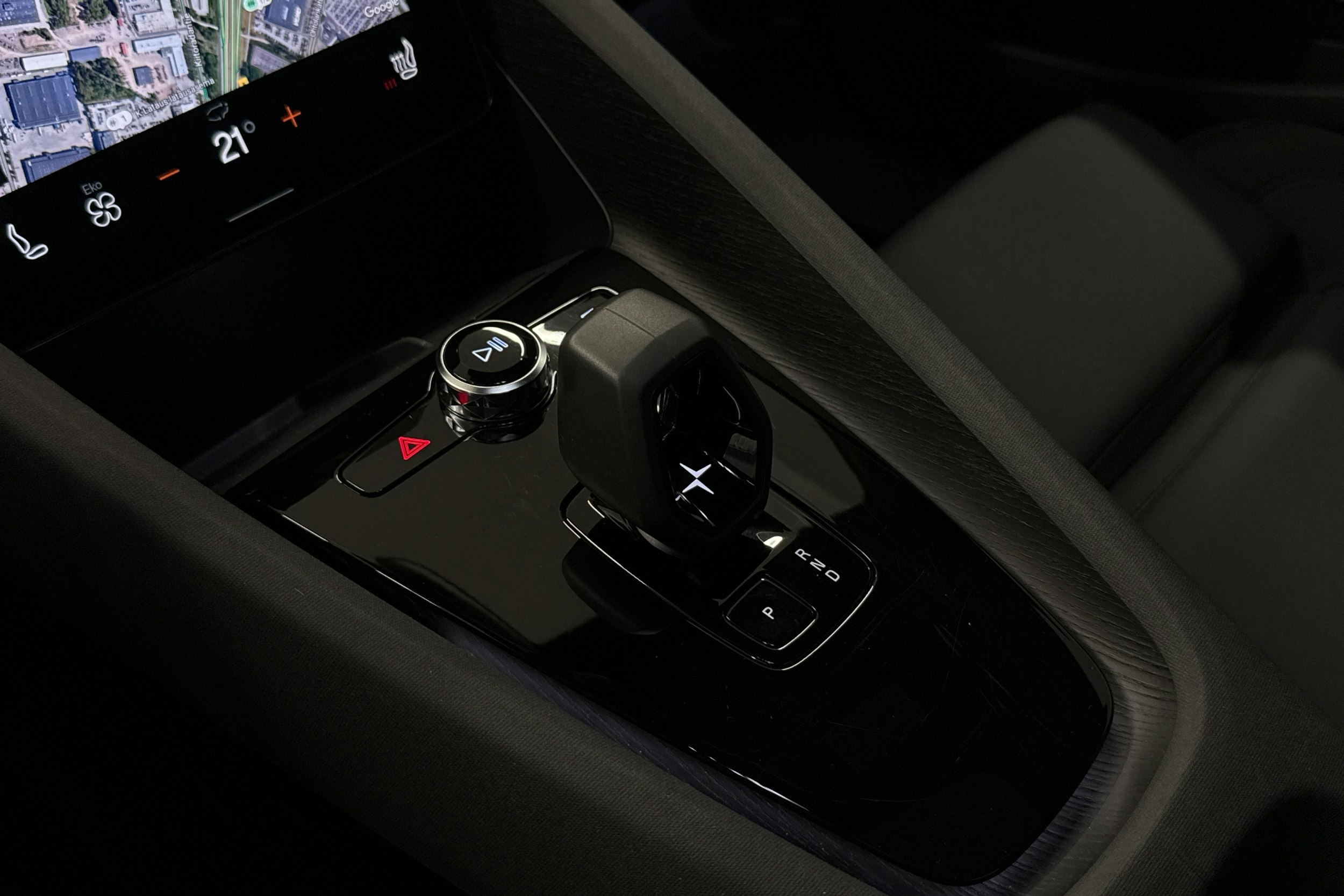 harmaa Polestar 2 2023 kuva 18.