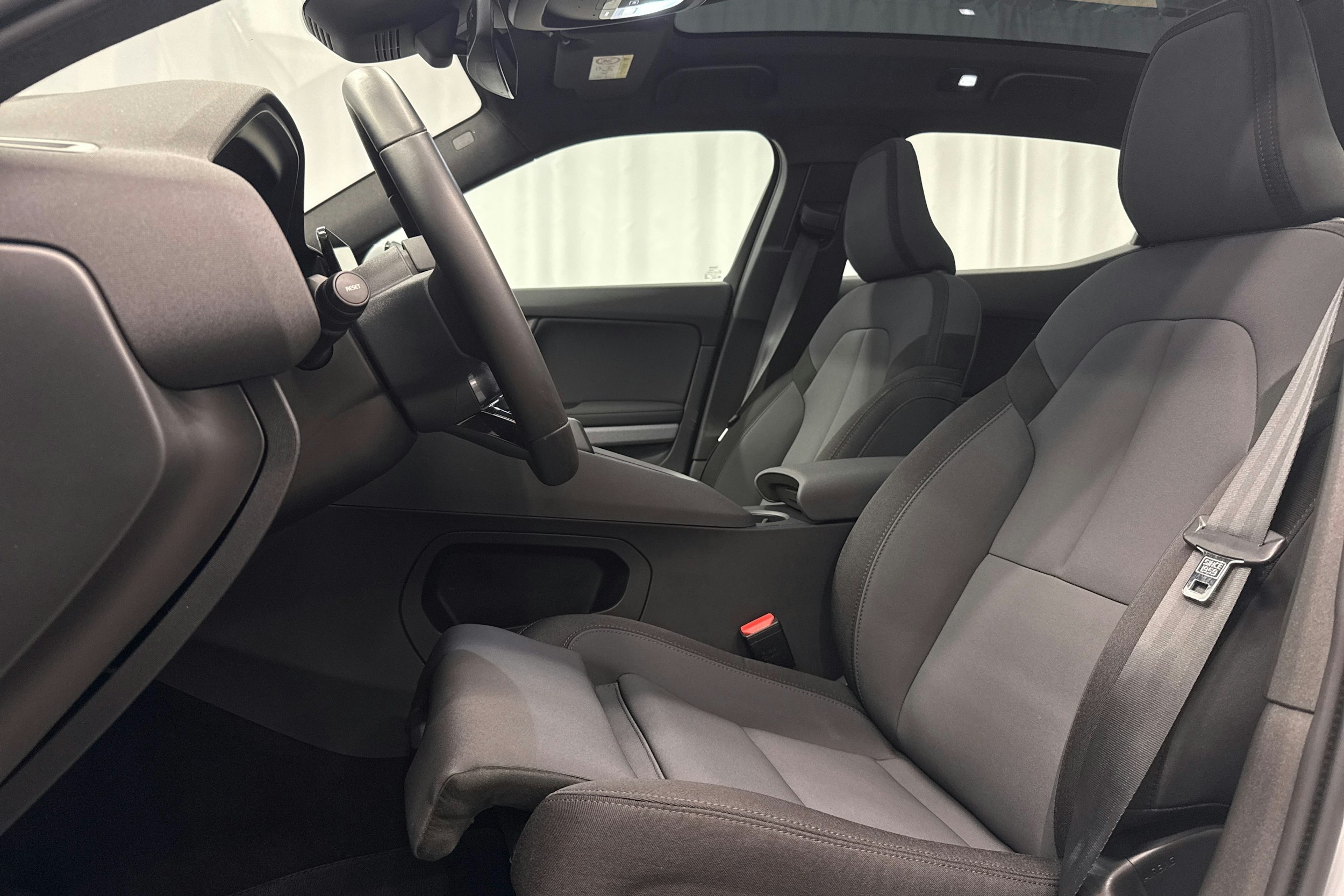 harmaa Polestar 2 2023 kuva 19.