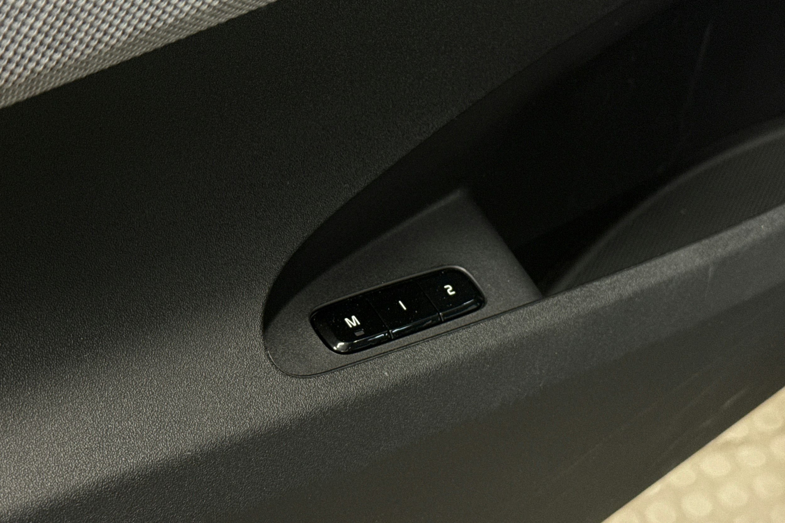 harmaa Polestar 2 2023 kuva 21.