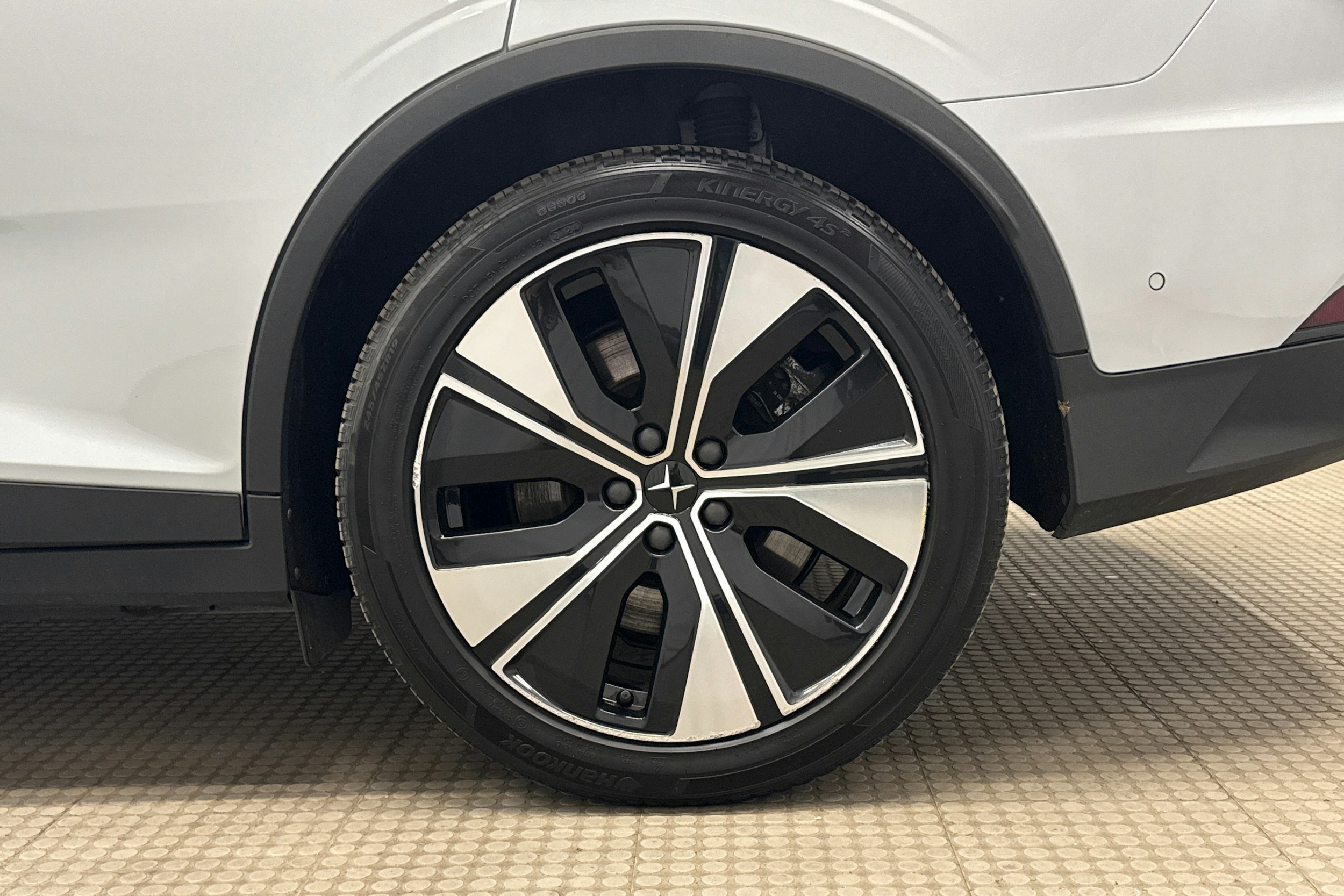 harmaa Polestar 2 2023 kuva 27.