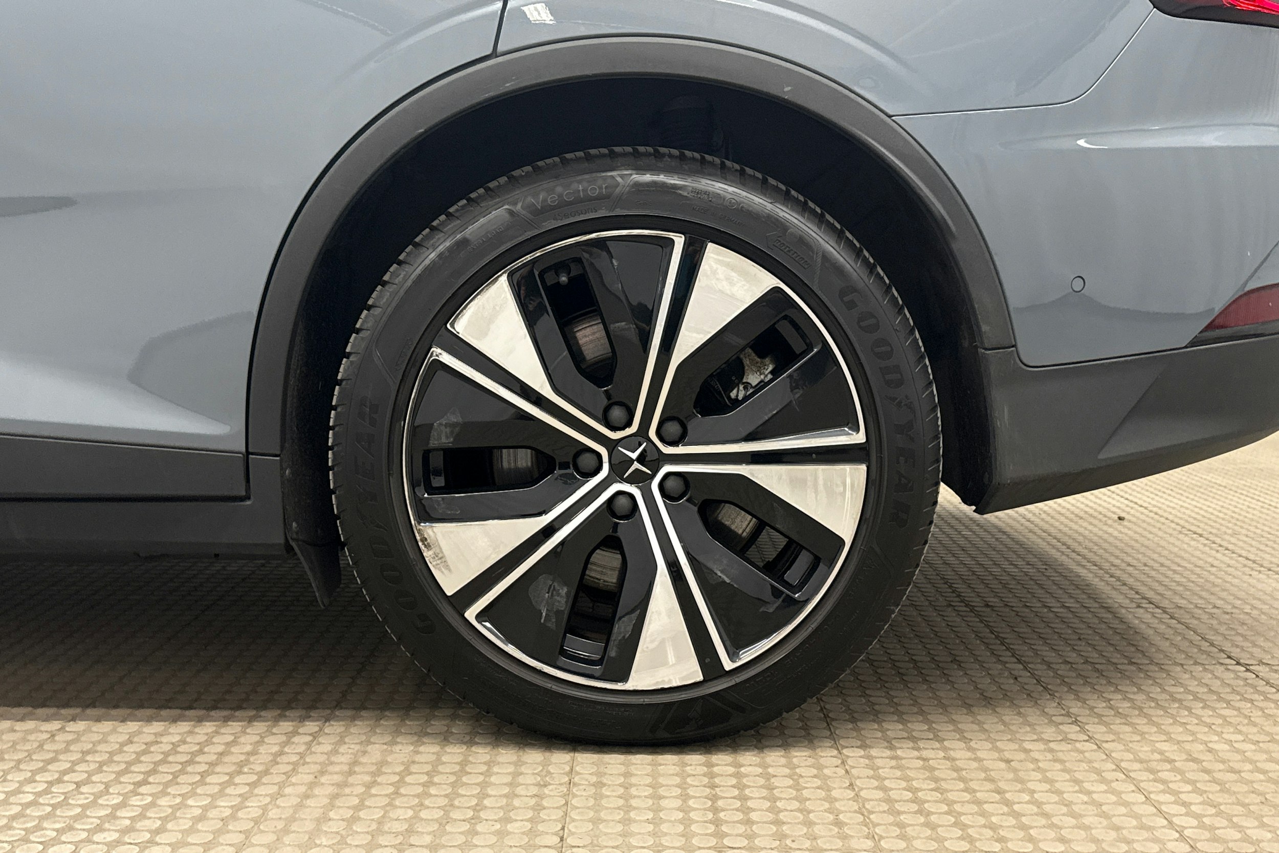 harmaa Polestar 2 2023 kuva 12.