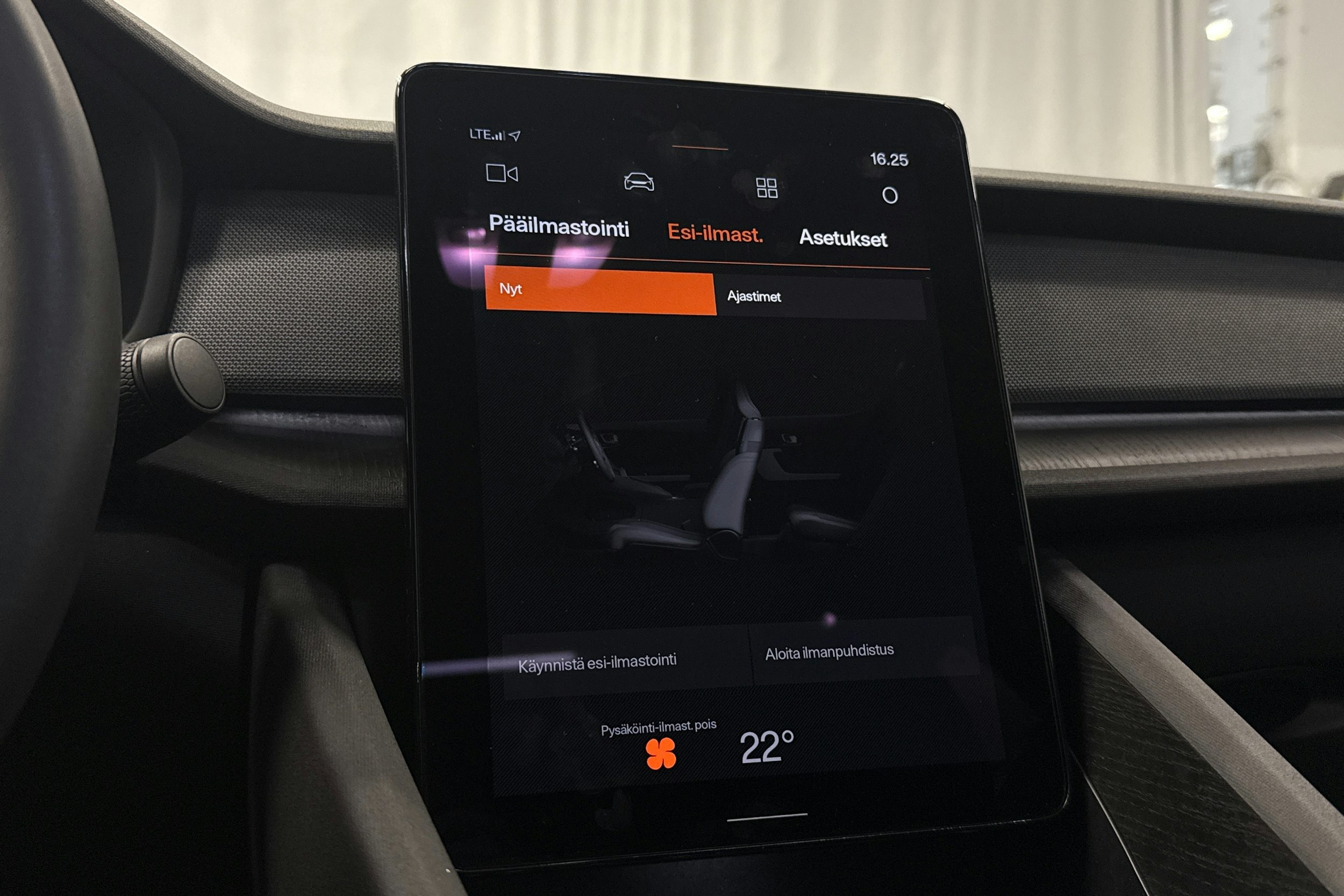harmaa Polestar 2 2023 kuva 21.