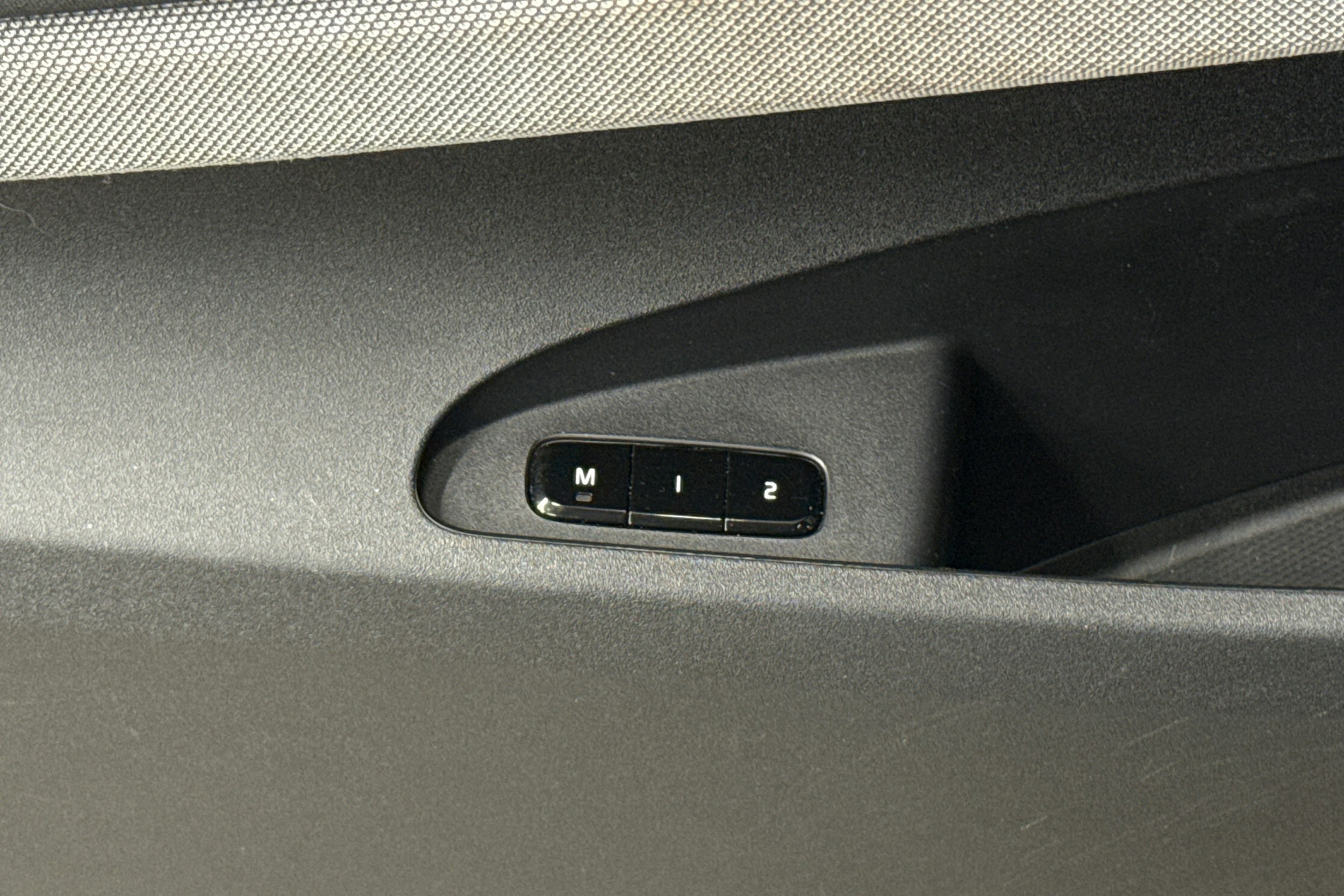 harmaa Polestar 2 2023 kuva 25.