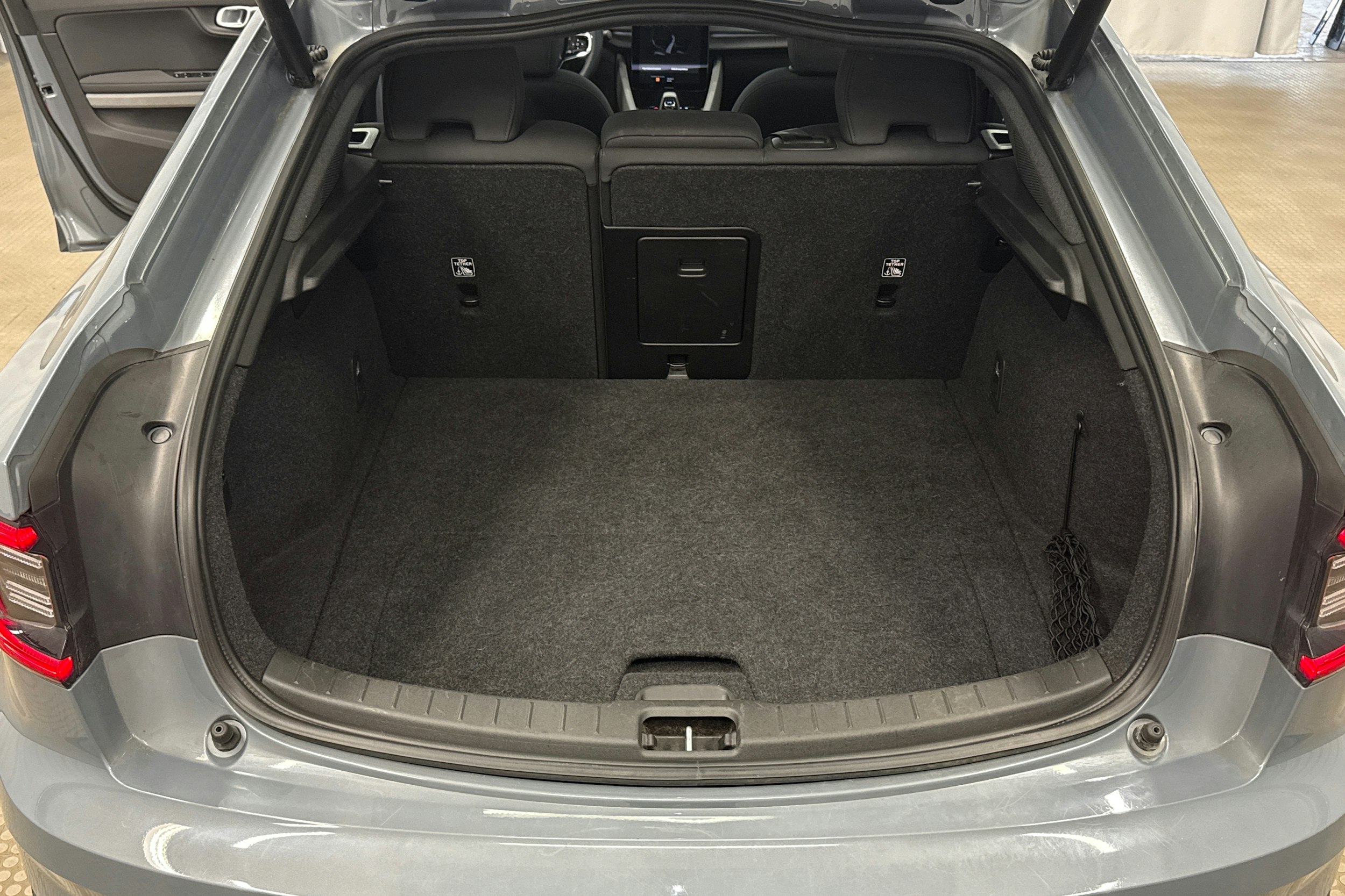 harmaa Polestar 2 2023 kuva 26.