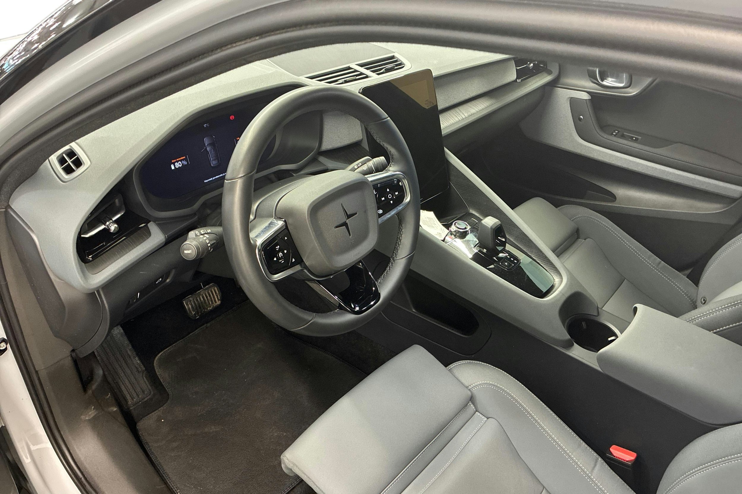 harmaa Polestar 2 2023 kuva 6.