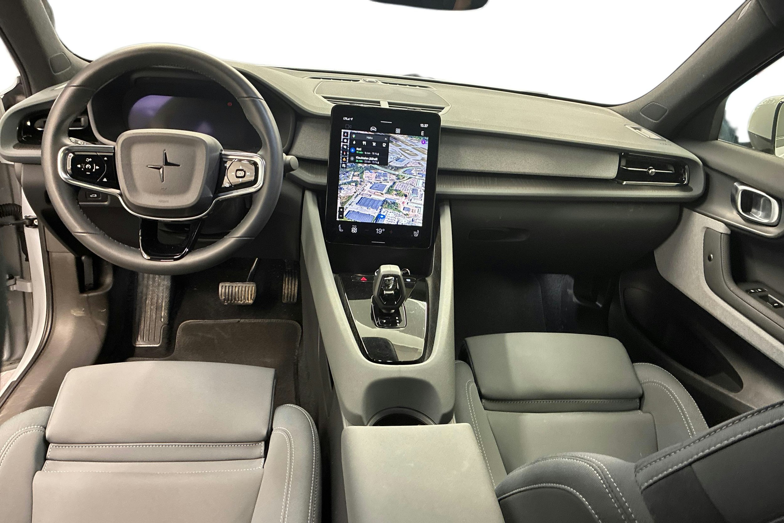 harmaa Polestar 2 2023 kuva 7.