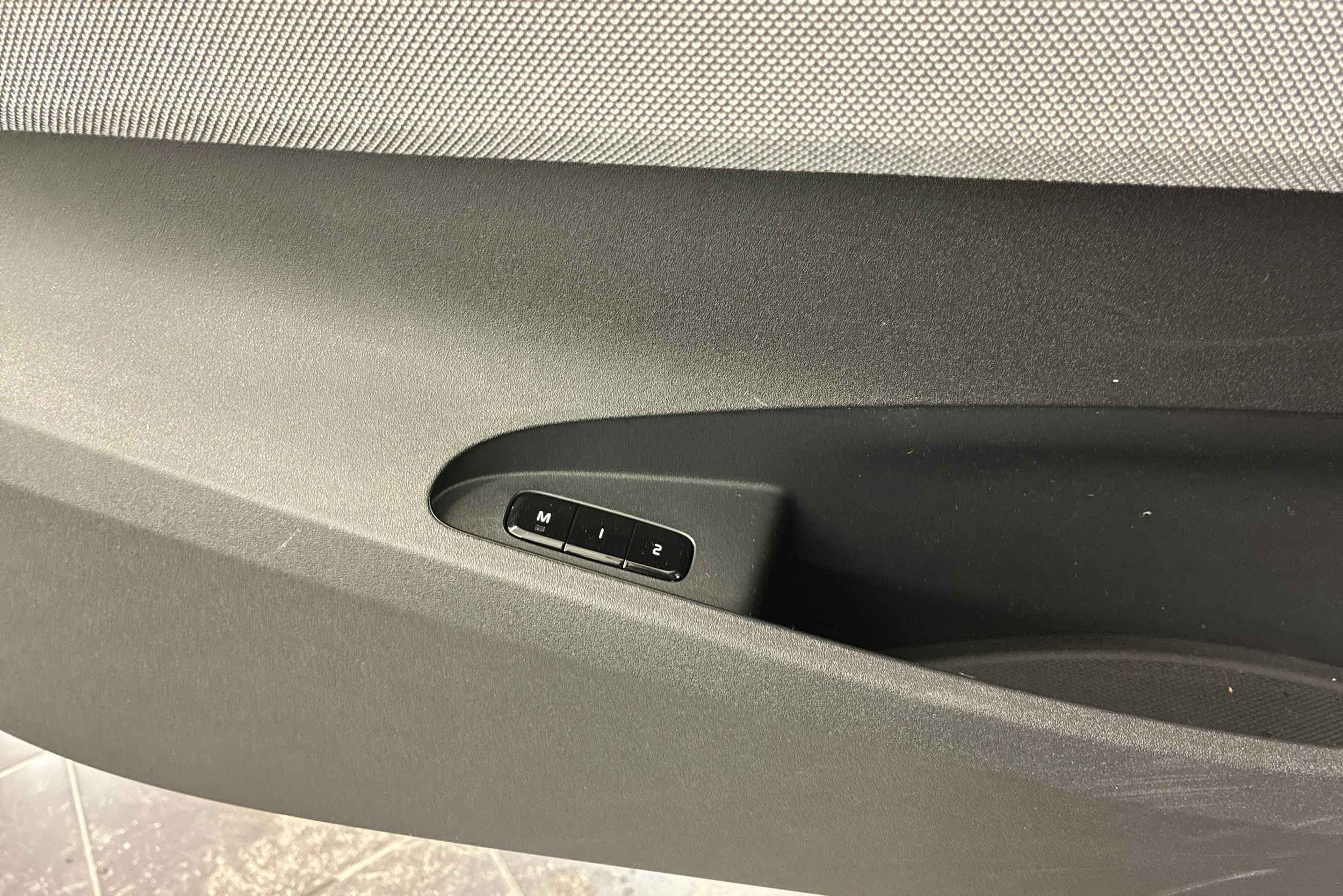 harmaa Polestar 2 2023 kuva 13.