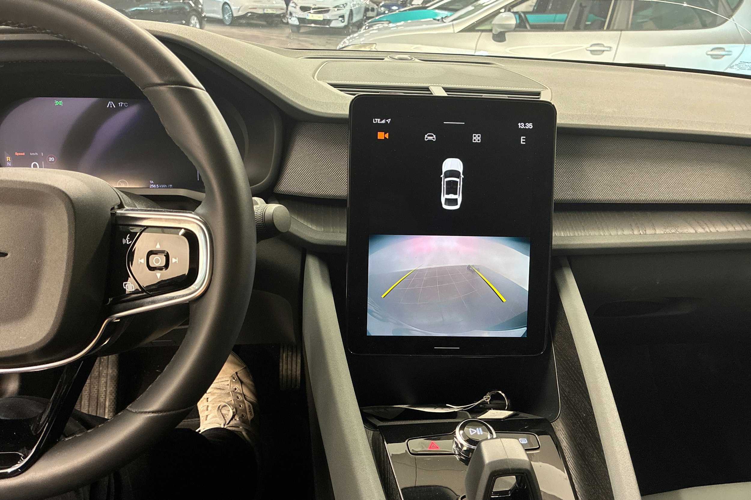 harmaa Polestar 2 2023 kuva 14.