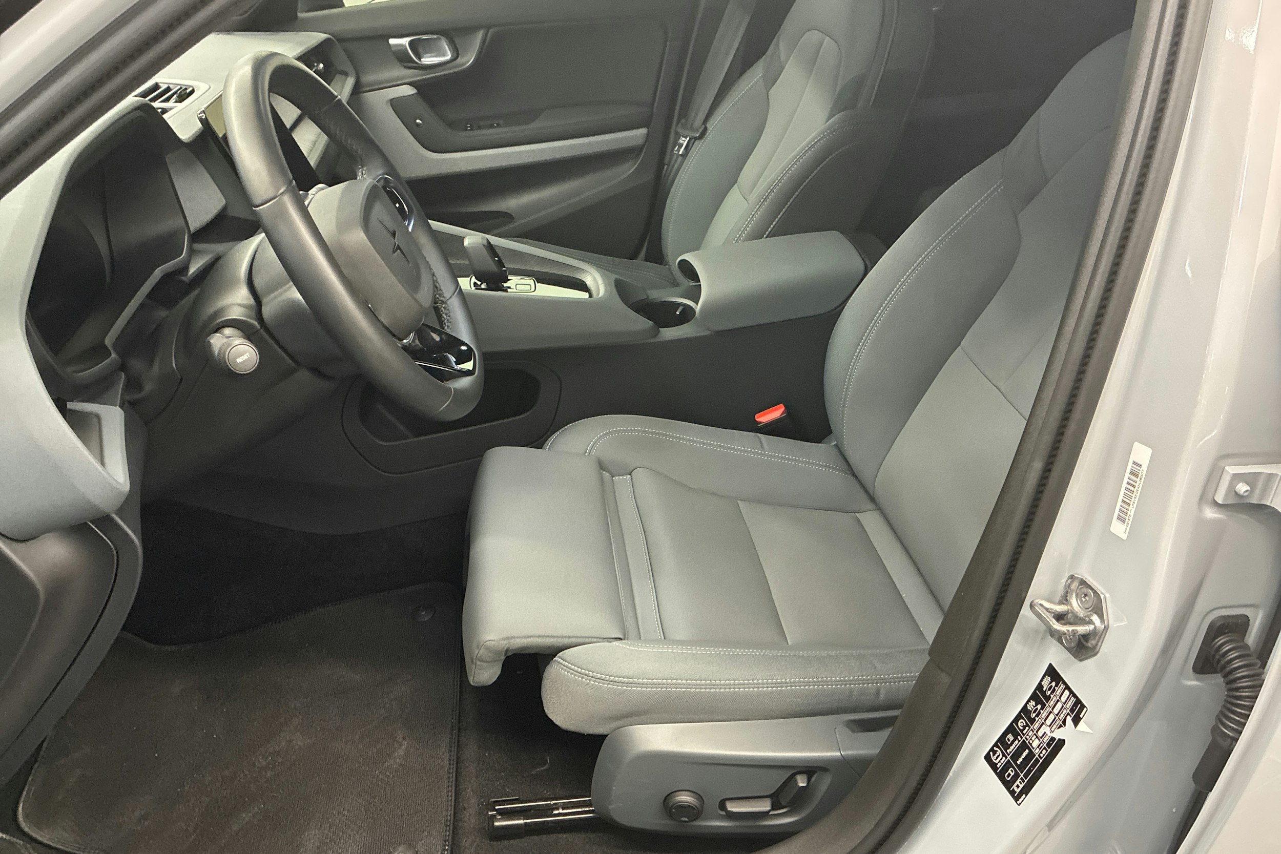 harmaa Polestar 2 2023 kuva 15.