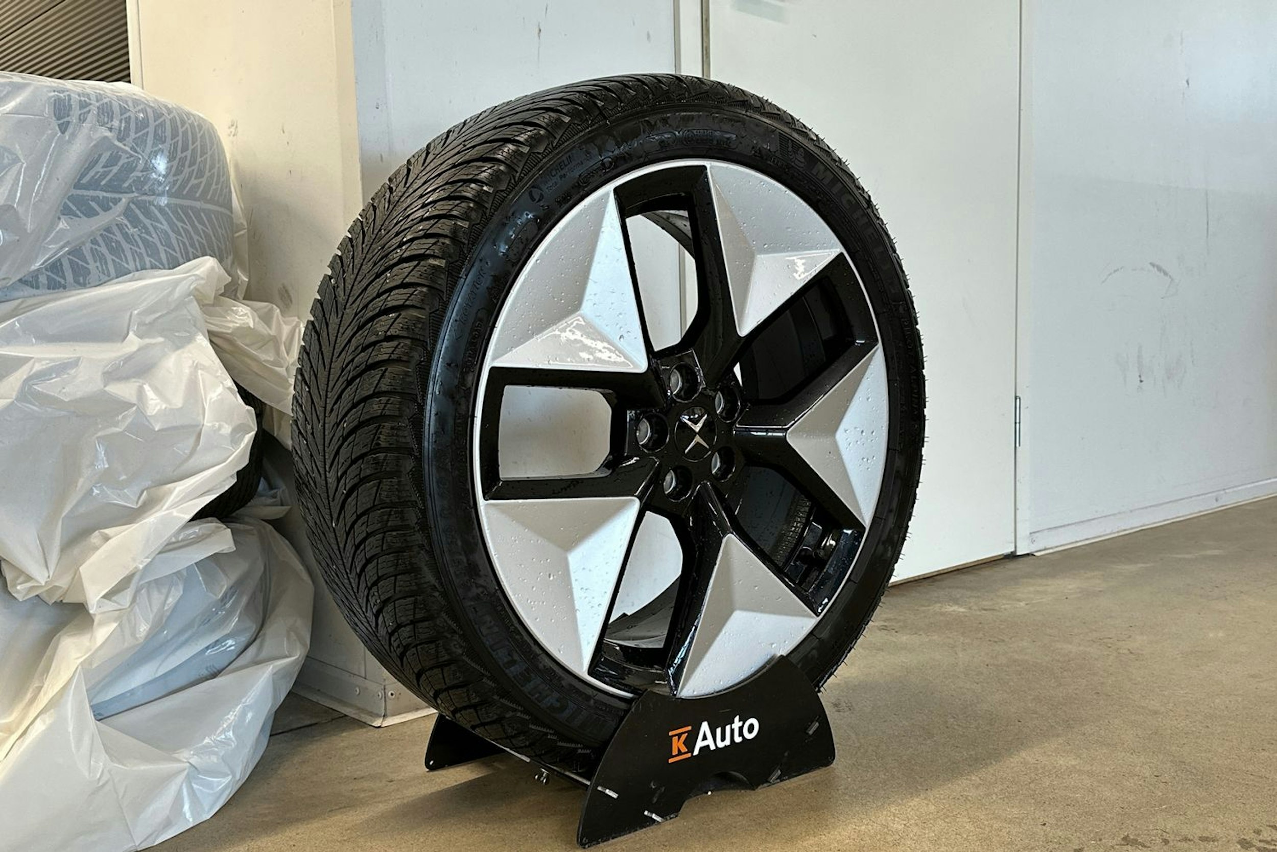 musta Polestar 2 2023 kuva 8.