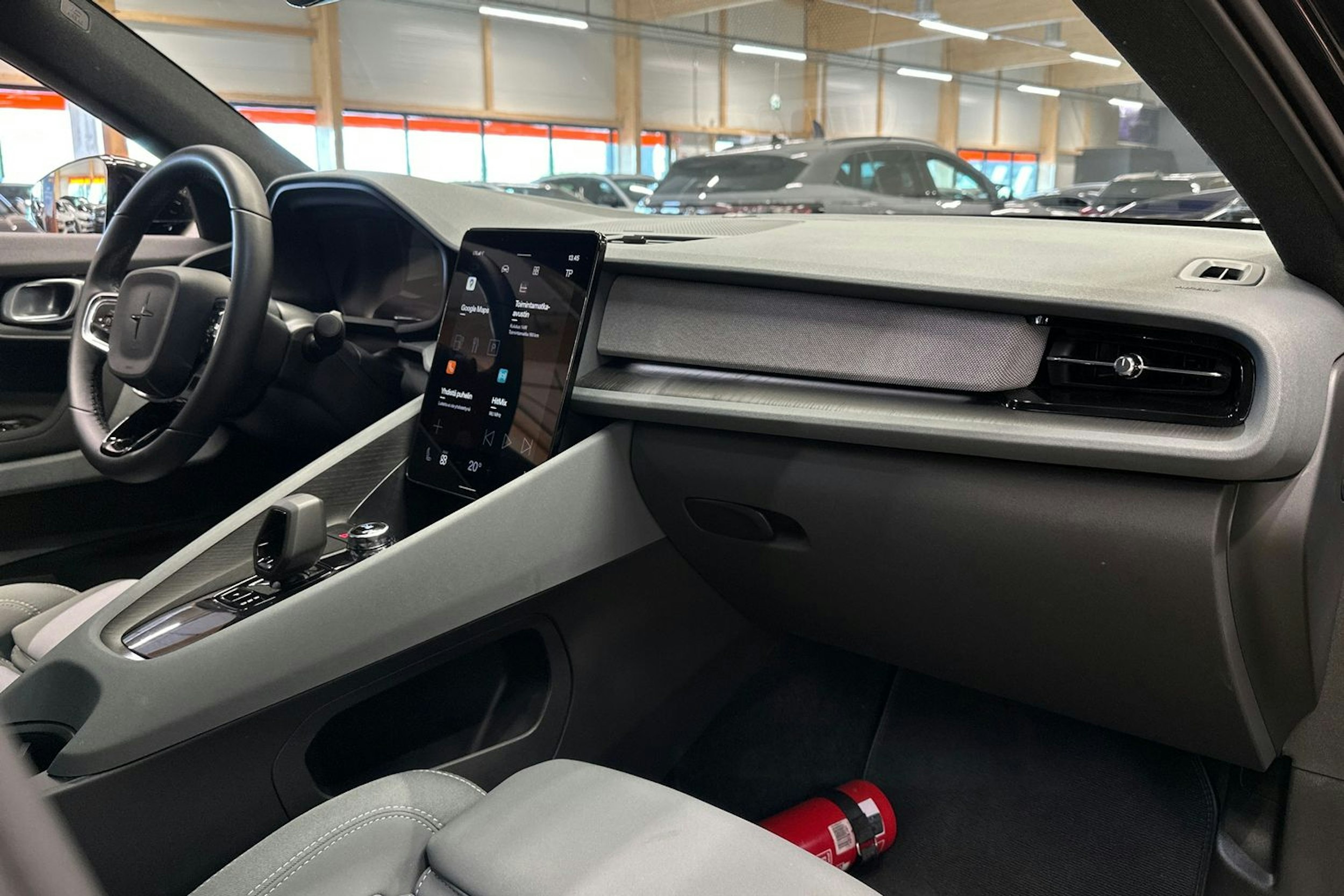 musta Polestar 2 2023 kuva 13.