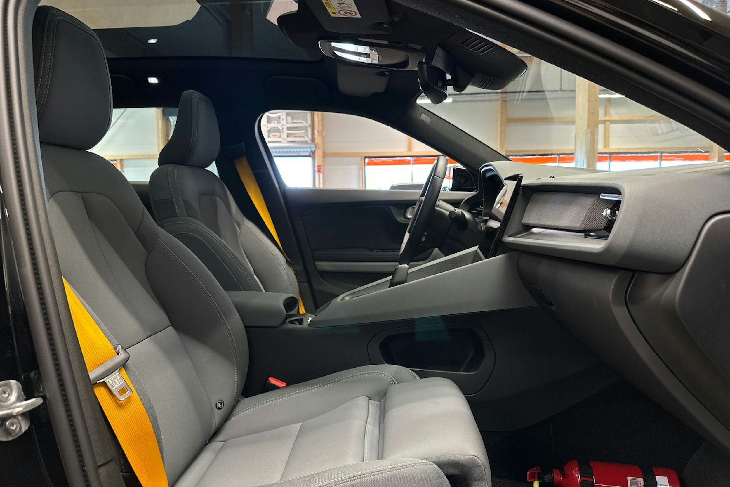 musta Polestar 2 2023 kuva 14.