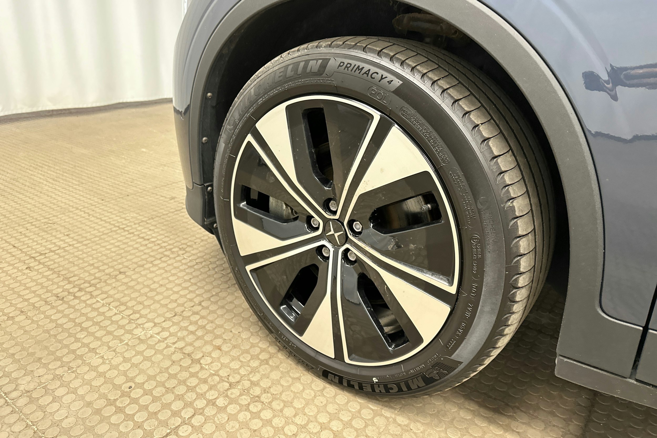 sininen Polestar 2 2023 kuva 11.