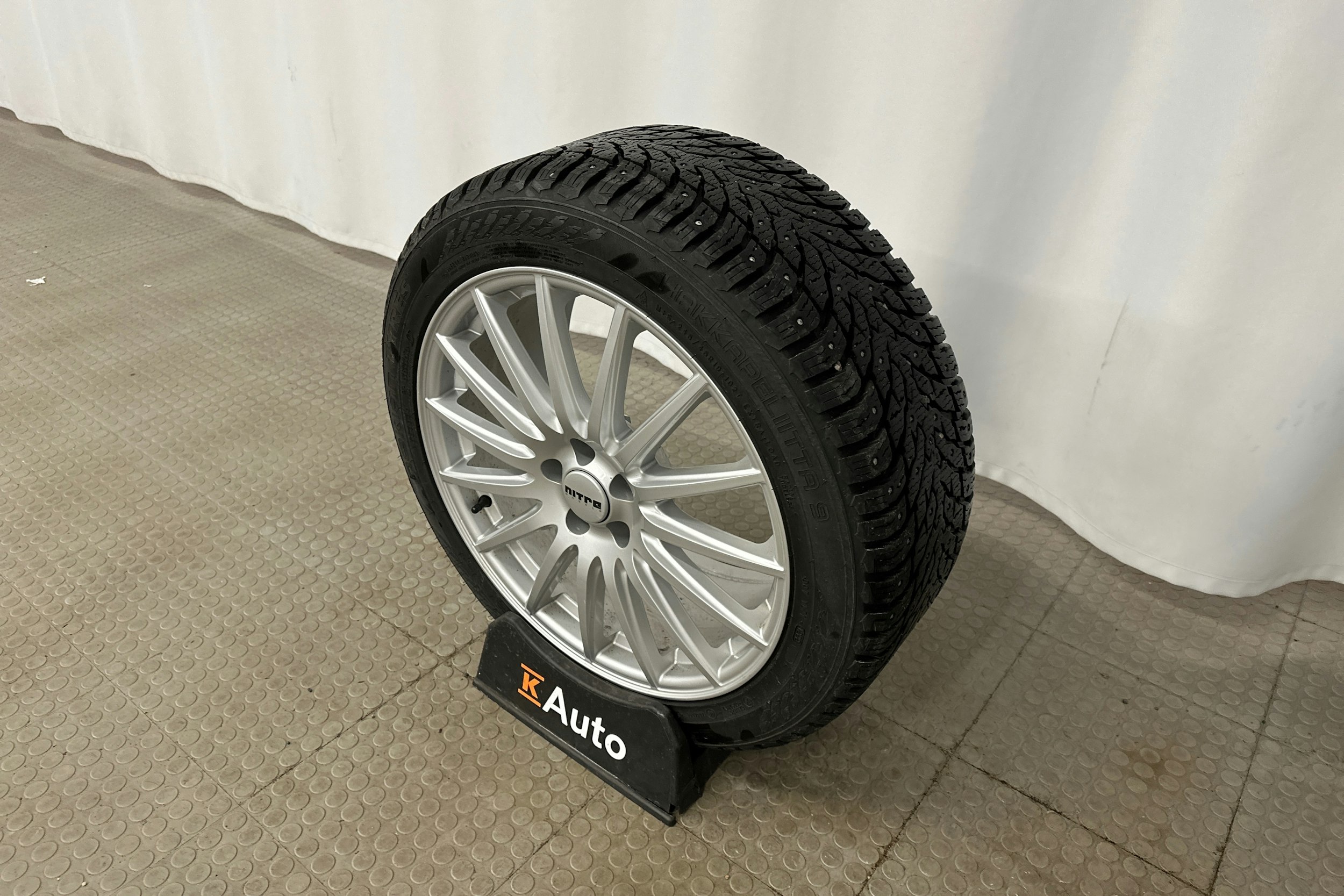 sininen Polestar 2 2023 kuva 13.