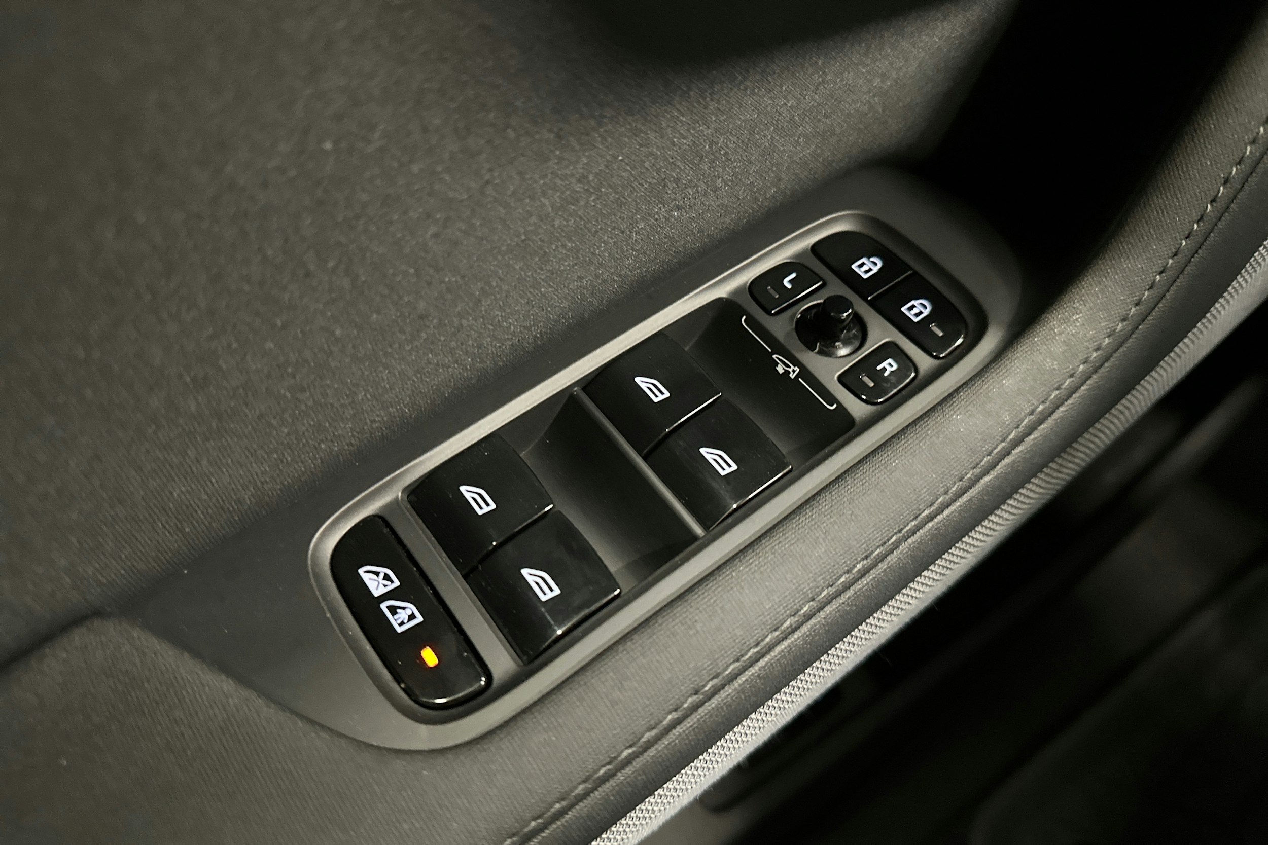 sininen Polestar 2 2023 kuva 17.