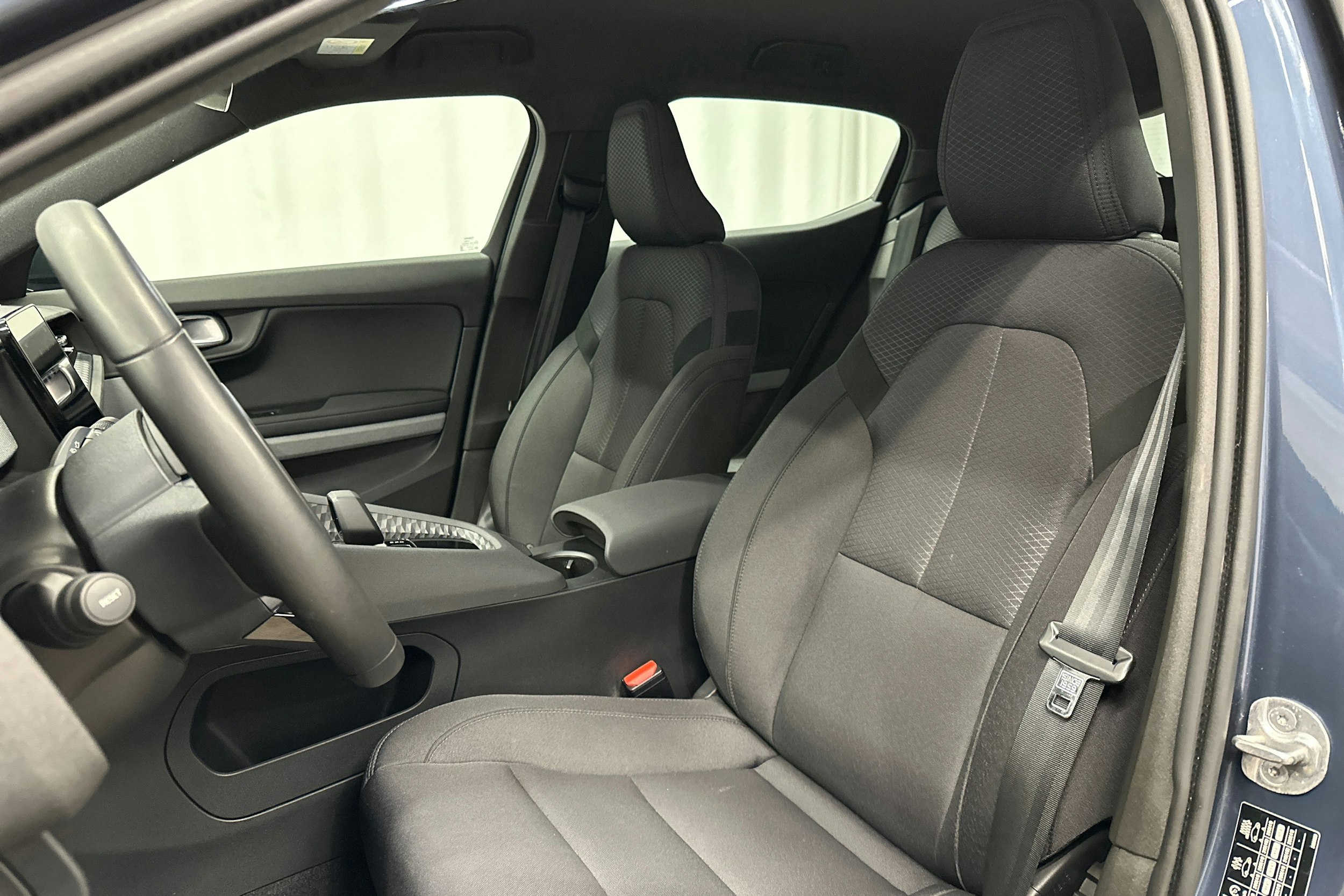 sininen Polestar 2 2023 kuva 24.
