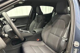 sininen Polestar 2 2023 kuva 24.