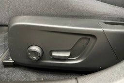 sininen Polestar 2 2023 kuva 25.