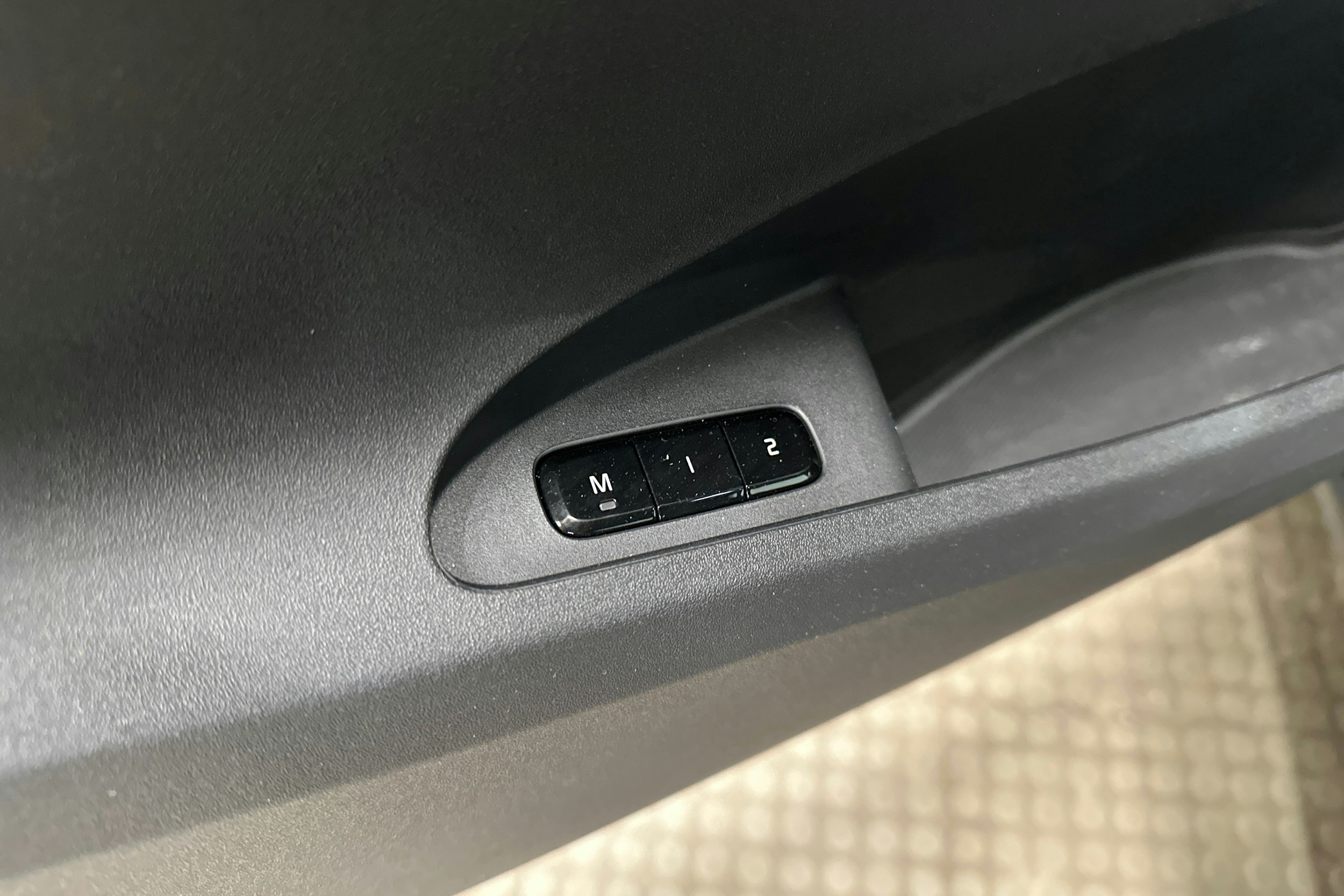 sininen Polestar 2 2023 kuva 26.